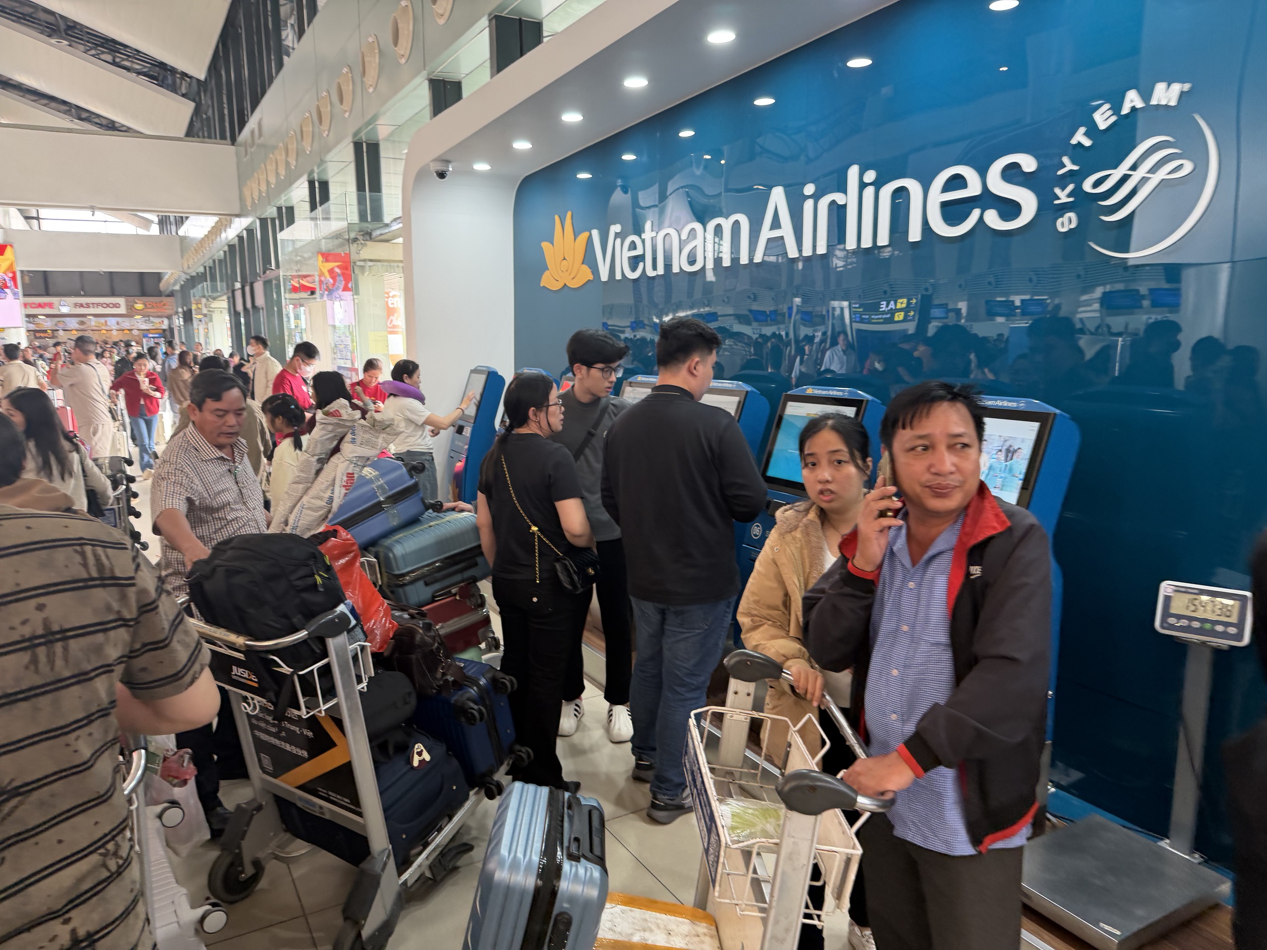 Sân bay Nội Bài đông nghẹt chiều mùng 4 tết với hàng ngàn hành khách - Ảnh 2.