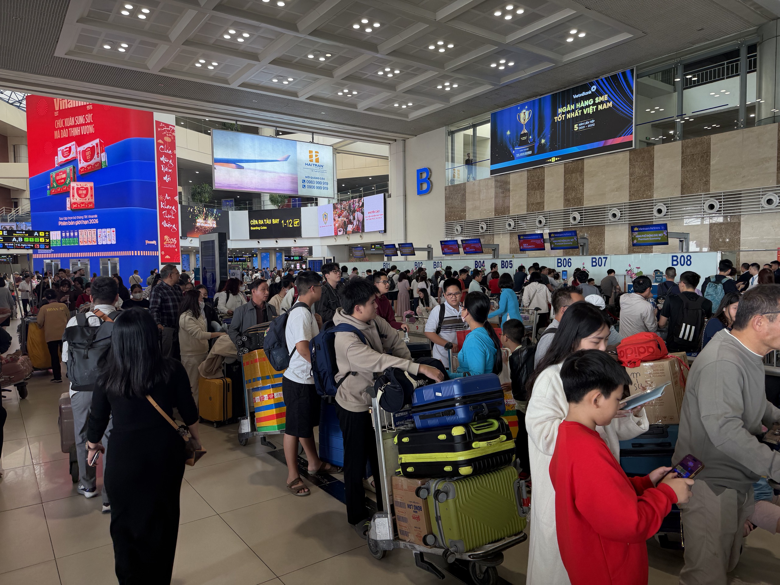 Sân bay Nội Bài đông nghẹt chiều mùng 4 tết với hàng ngàn hành khách - Ảnh 5.
