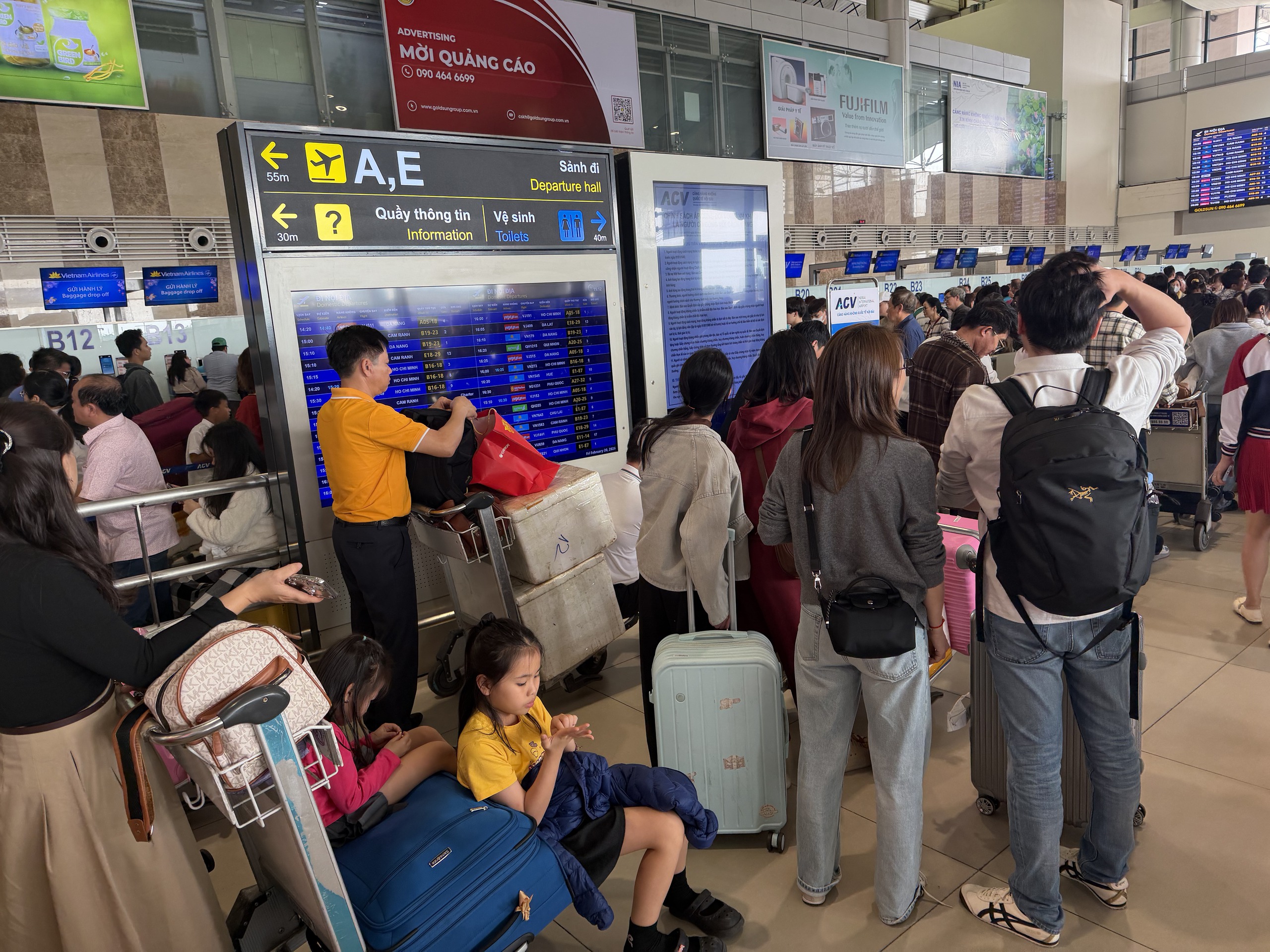 Sân bay Nội Bài đông nghẹt chiều mùng 4 tết với hàng ngàn hành khách - Ảnh 6.