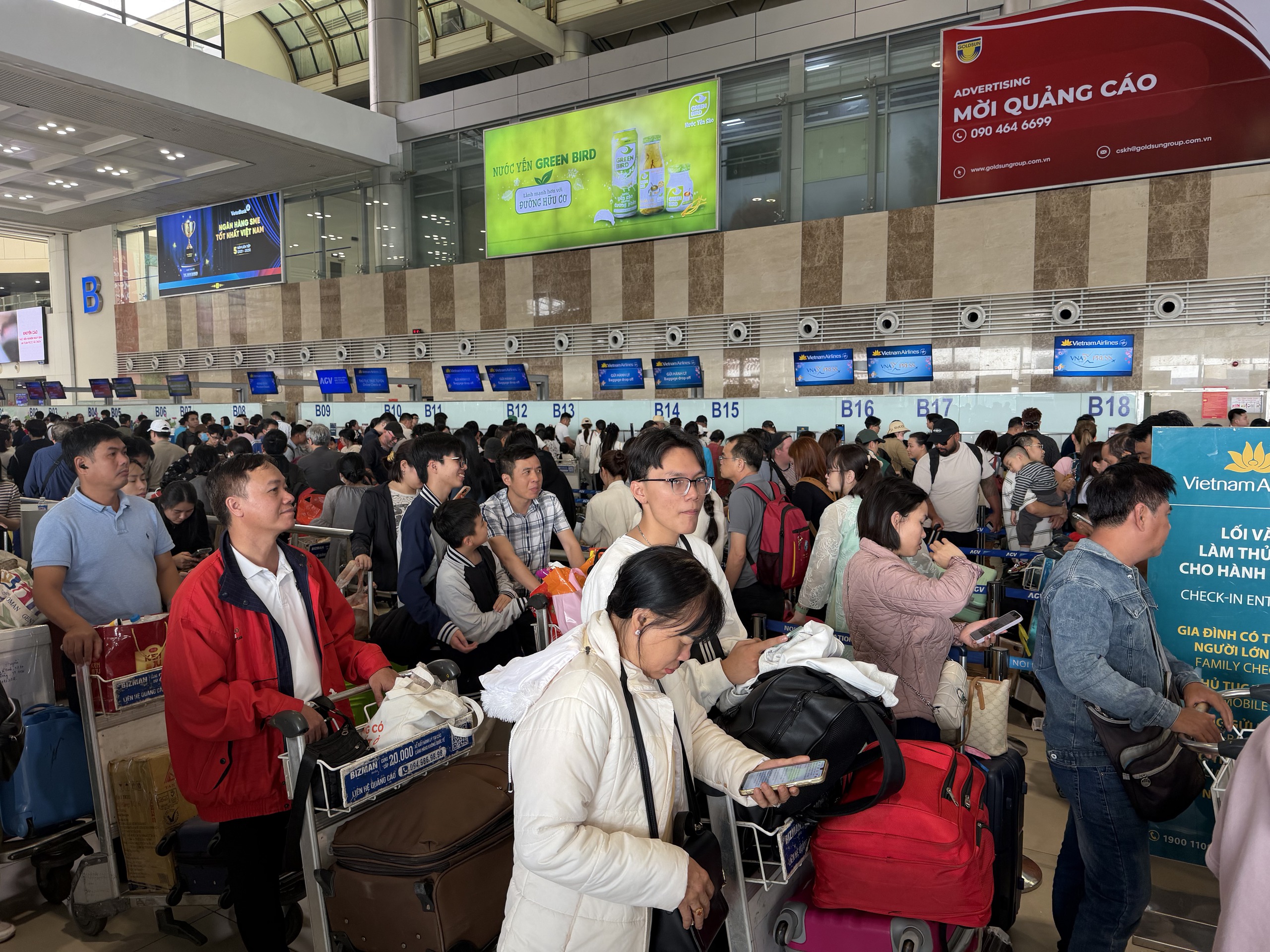 Sân bay Nội Bài đông nghẹt chiều mùng 4 tết với hàng ngàn hành khách - Ảnh 3.