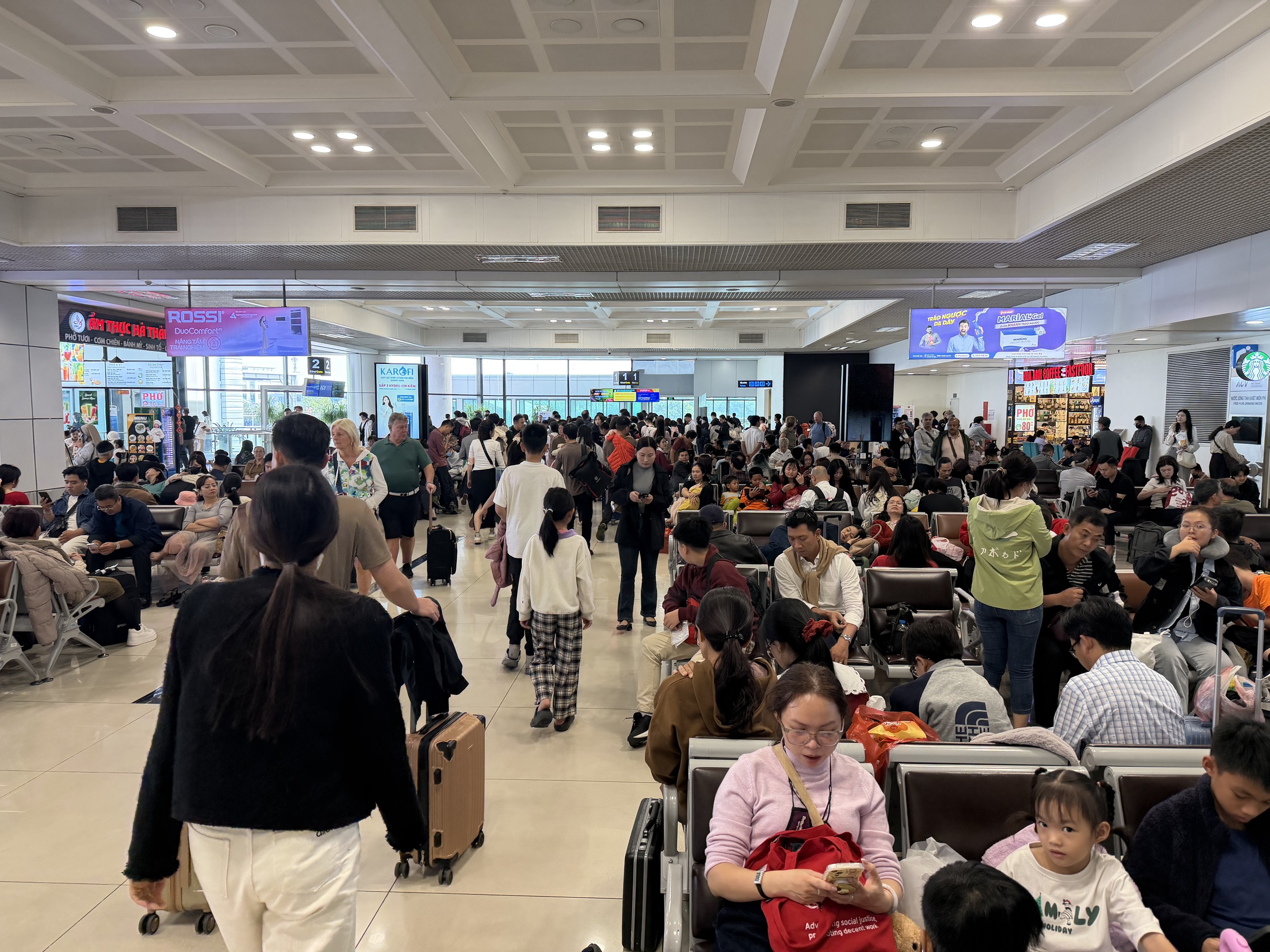Sân bay Nội Bài đông nghẹt chiều mùng 4 tết với hàng ngàn hành khách - Ảnh 9.