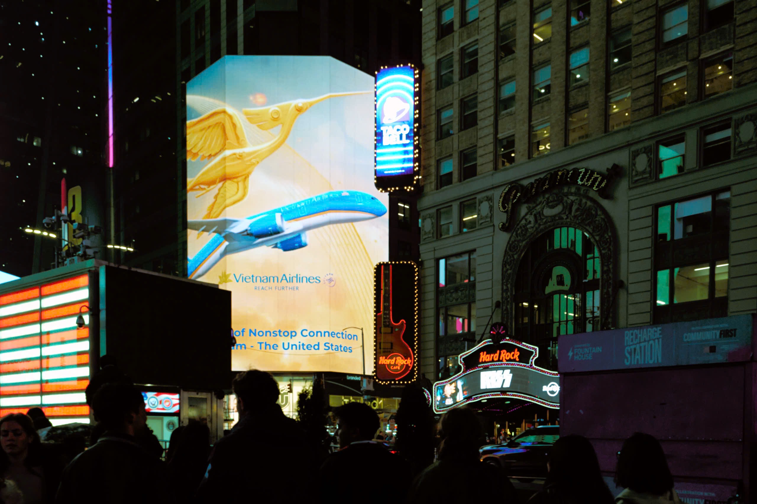 Tự h&agrave;o h&igrave;nh ảnh Việt Nam tỏa s&aacute;ng giữa giao lộ sầm uất nhất thế giới- Ảnh 3.