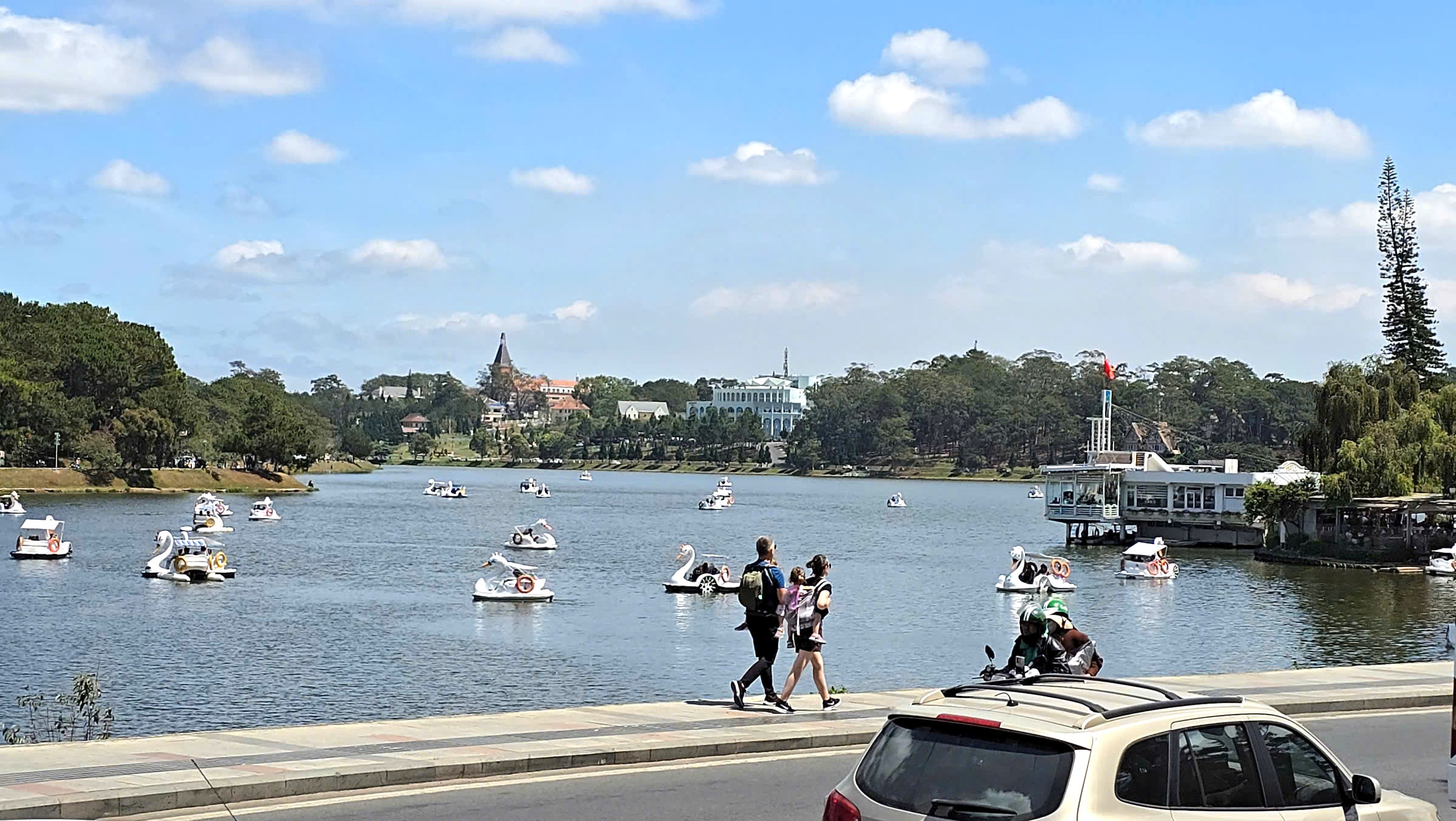 Khách du xuân nườm nượp tại Đà Lạt , phòng nghỉ cháy dịp Tết Bính Ngọ 2026 - Ảnh 6.