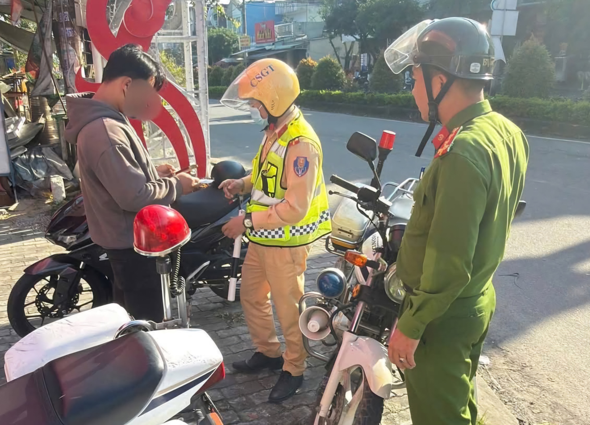 Xuyên Tết, CSGT Đà Nẵng xử lý 368 tài xế vi phạm nồng độ cồn- Ảnh 4. Xuyên Tết, CSGT Đà Nẵng xử lý 368 tài xế vi phạm nồng độ cồn- Ảnh 4.