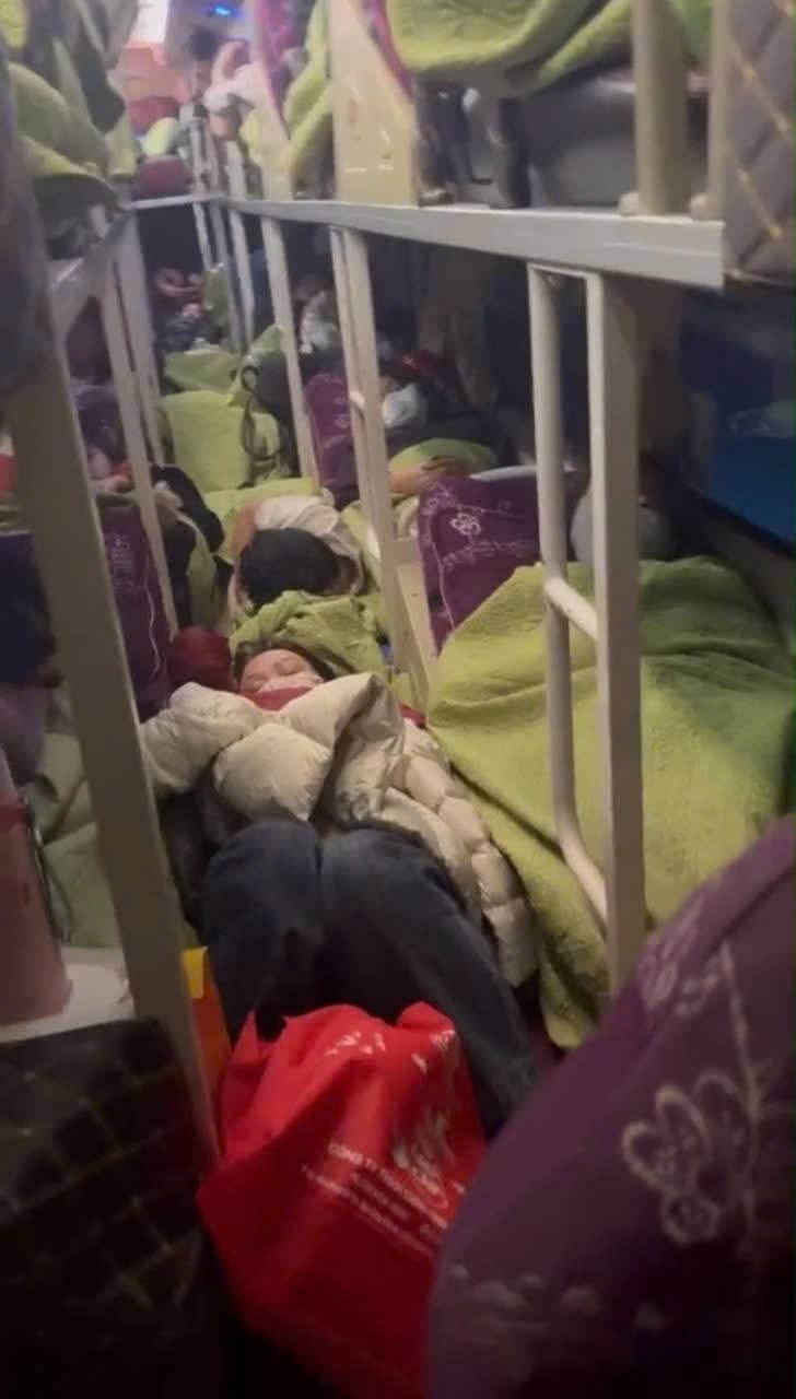 Xe kh&aacute;ch 43 chỗ chở 60 người bị CSGT xử phạt hơn 127 triệu đồng - Ảnh 3.