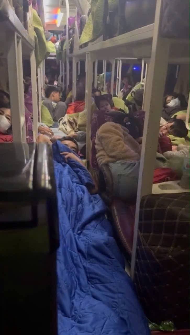 Xe kh&aacute;ch 43 chỗ chở 60 người bị CSGT xử phạt hơn 127 triệu đồng - Ảnh 2.