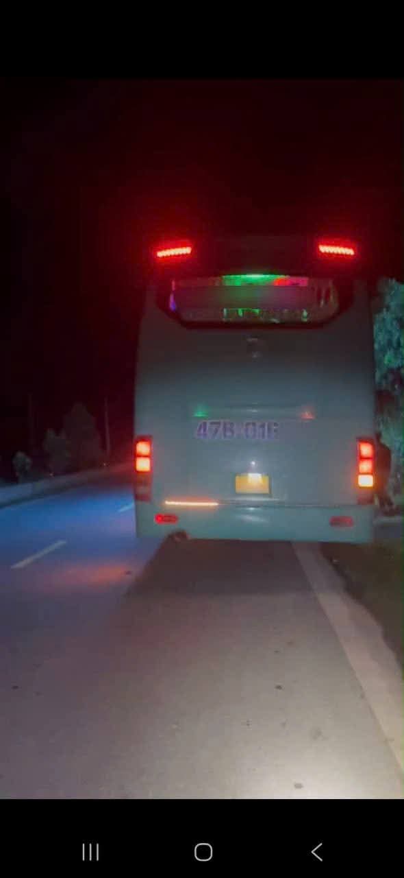 Xe kh&aacute;ch 43 chỗ chở 60 người bị CSGT xử phạt hơn 127 triệu đồng - Ảnh 4.