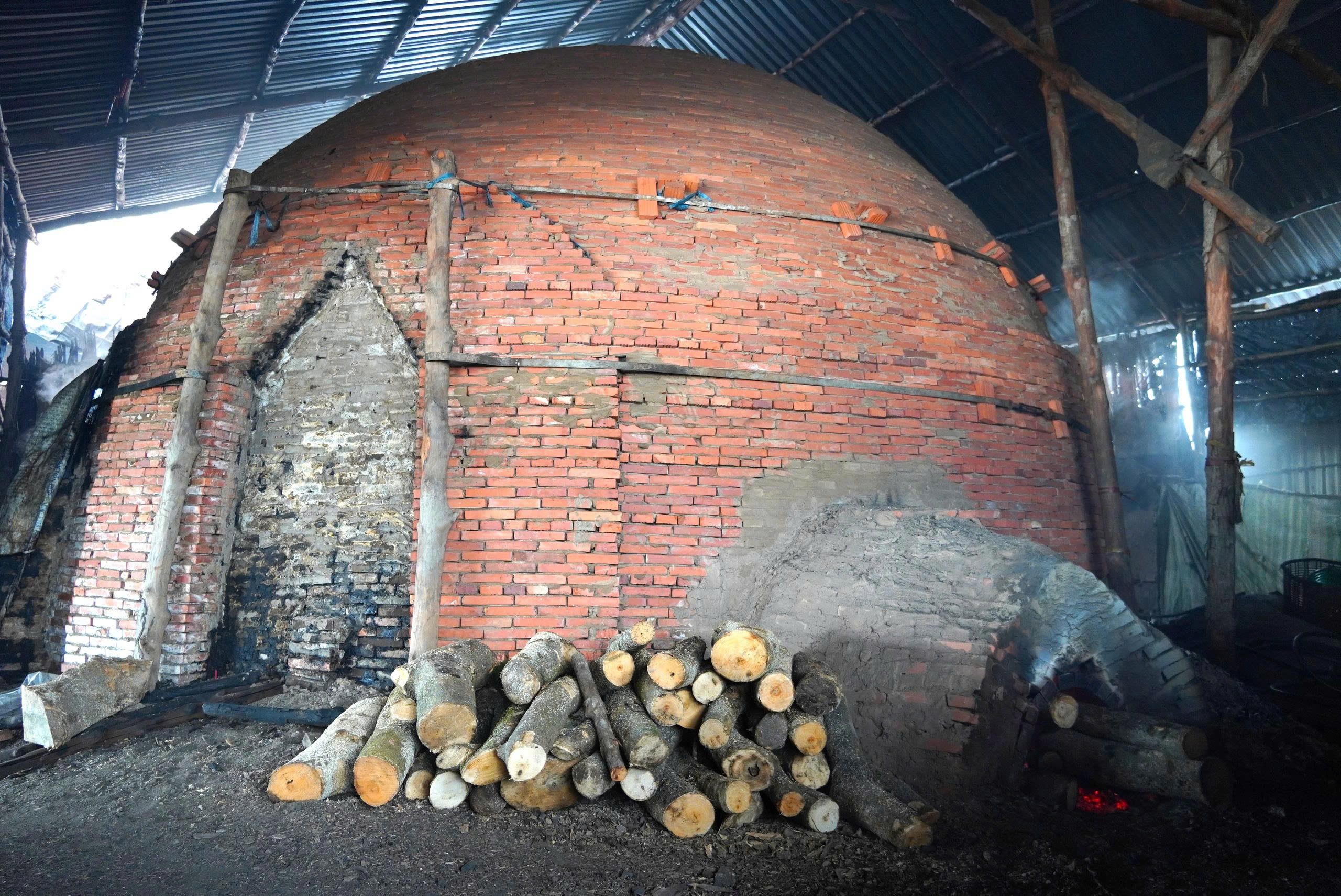 Nghề hầm than Cà Mau trăm năm đỏ lửa - Ảnh 6. Nghề hầm than Cà Mau trăm năm đỏ lửa - Ảnh 6.