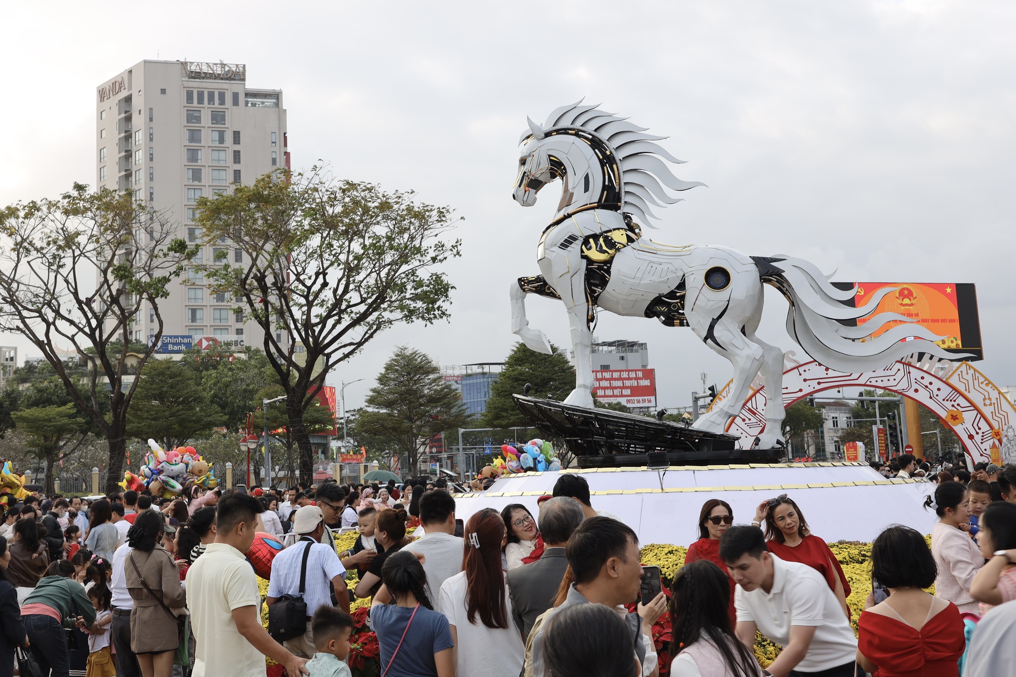 Linh vật ngựa Kim M&atilde; 4.0 ở Đ&agrave; Nẵng 'g&acirc;y sốt', thợ ảnh cầu Rồng thu tiền triệu mỗi ng&agrave;y  - Ảnh 2.