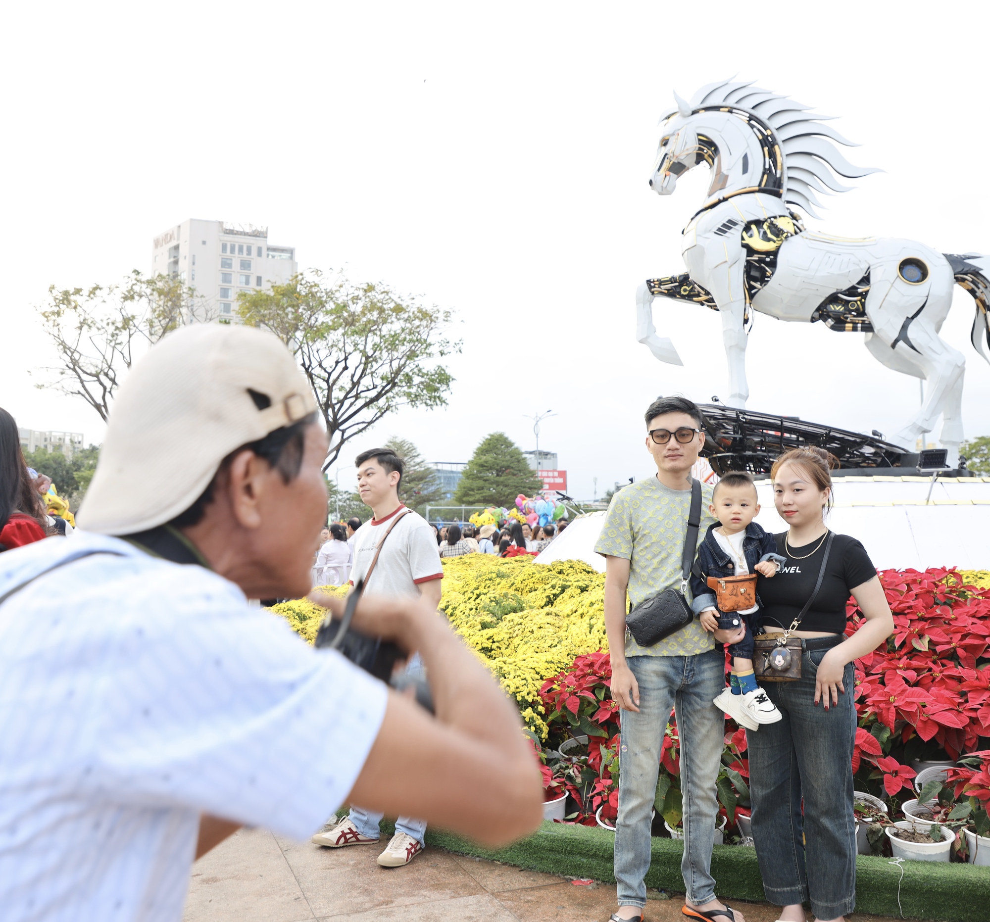 Linh vật ngựa Kim M&atilde; 4.0 ở Đ&agrave; Nẵng 'g&acirc;y sốt', thợ ảnh cầu Rồng thu tiền triệu mỗi ng&agrave;y  - Ảnh 3.