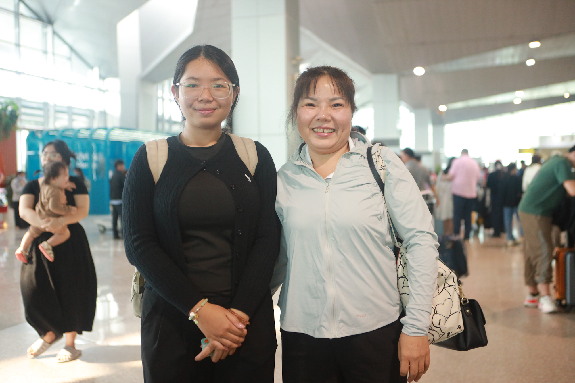 Sân bay Vinh chiều mùng 5 tết: Hàng ngàn người chờ trở lại TP.HCM  - Ảnh 3.