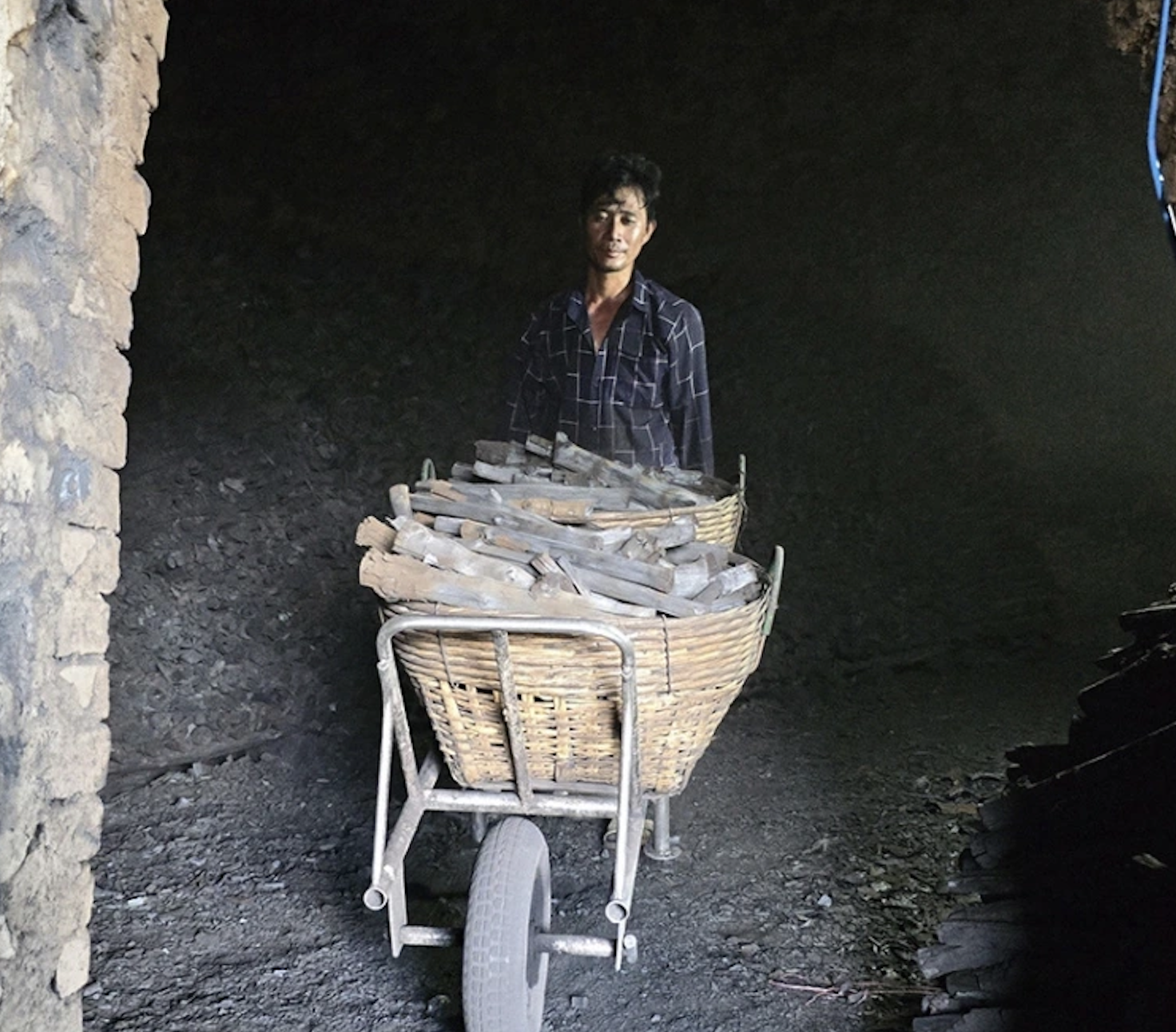 Nghề hầm than Cà Mau trăm năm đỏ lửa - Ảnh 10. Nghề hầm than Cà Mau trăm năm đỏ lửa - Ảnh 10.