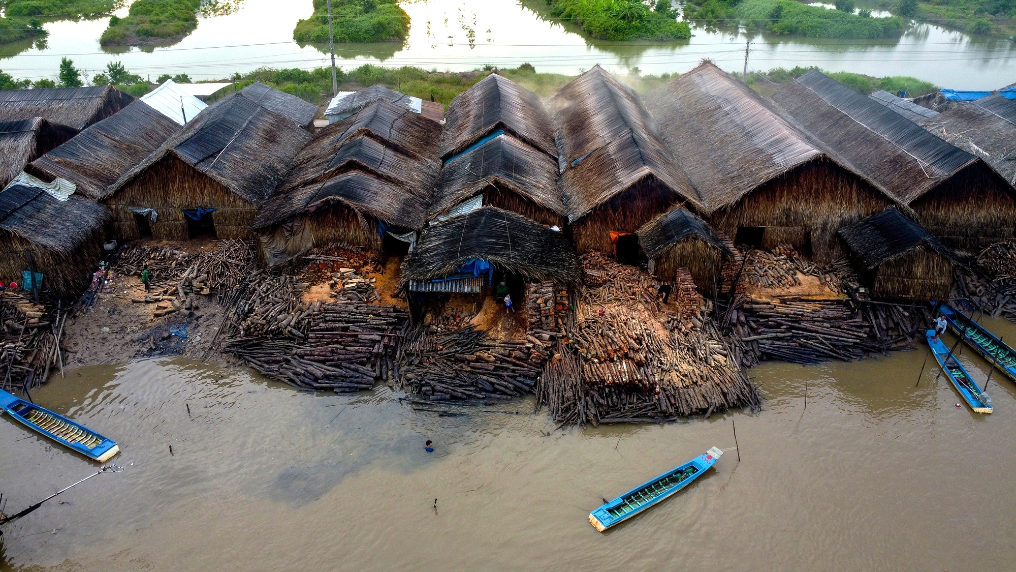 Nghề hầm than Cà Mau trăm năm đỏ lửa - Ảnh 1. Nghề hầm than Cà Mau trăm năm đỏ lửa - Ảnh 1.