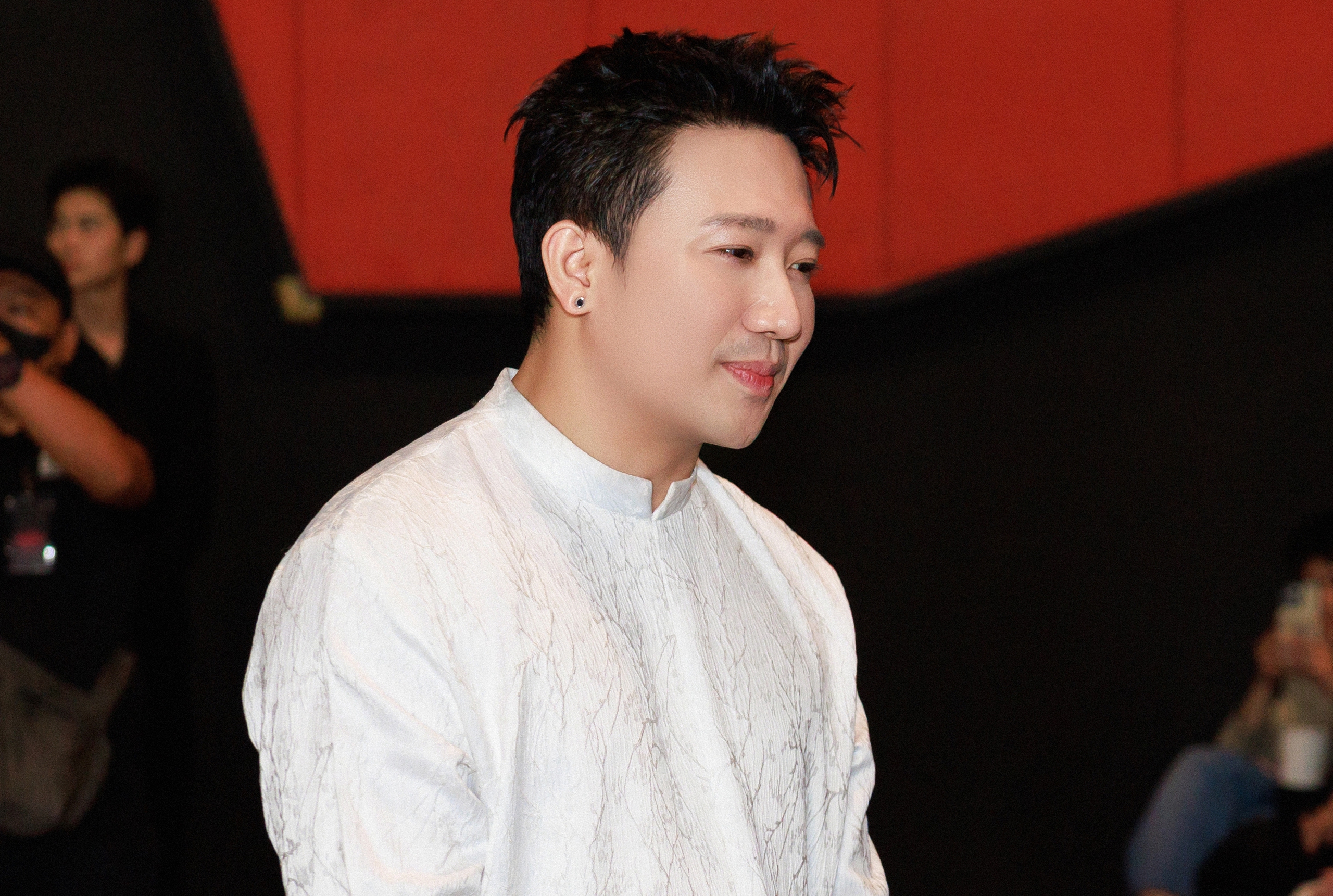 Lập vi bằng, xử lý tài khoản quay lén phim tết của Trấn Thành - Ảnh 1.