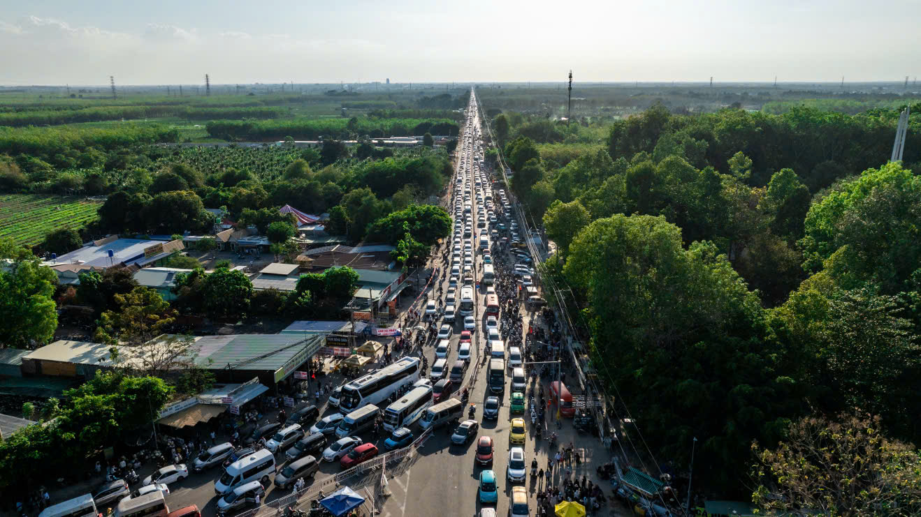 Các phương tiện giao thông vây kín đường đến núi Bà Đen - Ảnh 1.