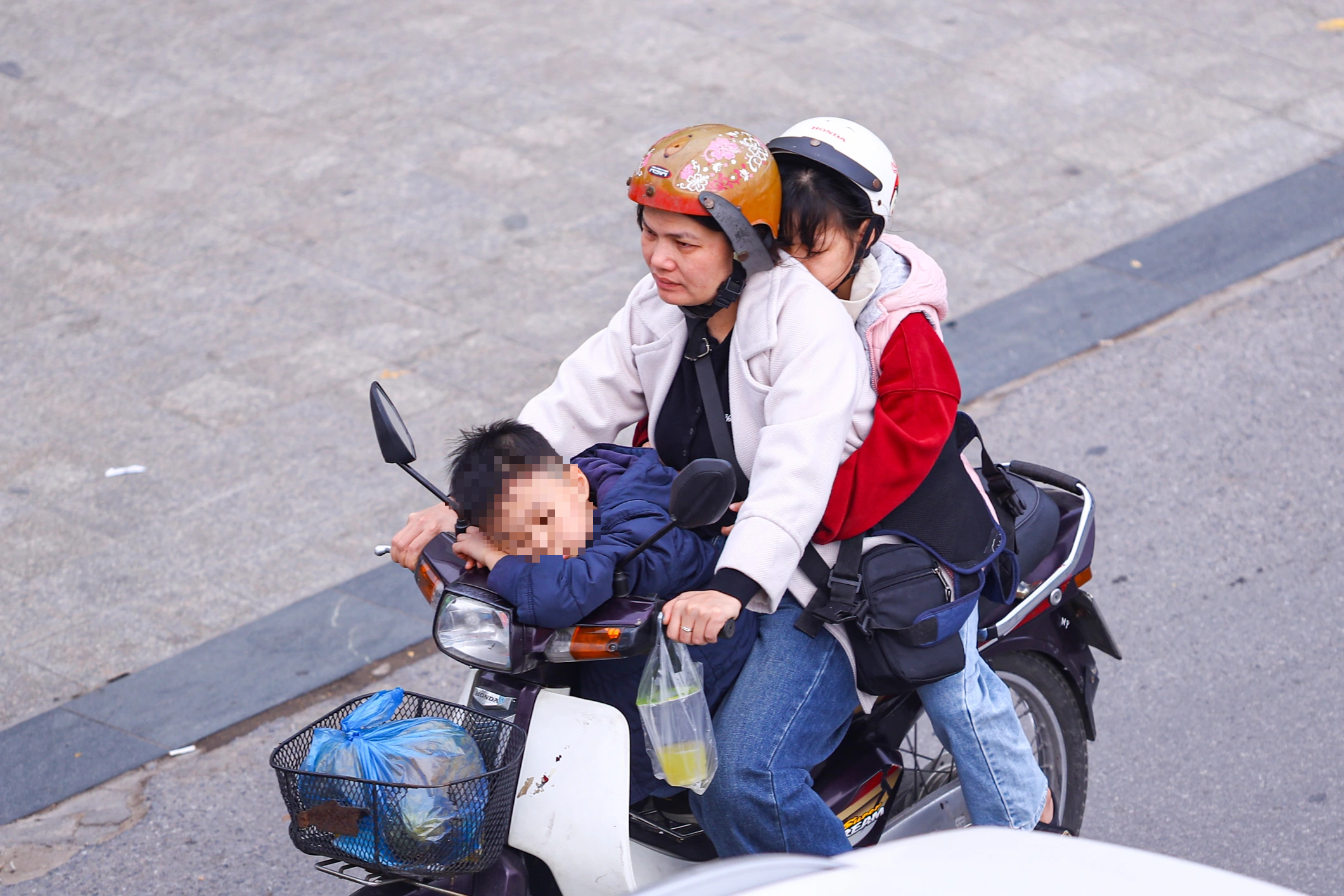 Xe nối đuôi nhau trở lại Hà Nội ngày mùng 5 tết Bính Ngọ- Ảnh 8. Xe nối đuôi nhau trở lại Hà Nội ngày mùng 5 tết Bính Ngọ- Ảnh 8.