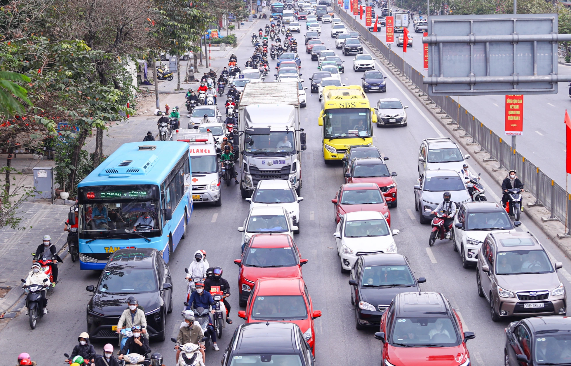 Xe nối đuôi nhau trở lại Hà Nội ngày mùng 5 tết Bính Ngọ- Ảnh 13. Xe nối đuôi nhau trở lại Hà Nội ngày mùng 5 tết Bính Ngọ- Ảnh 13.