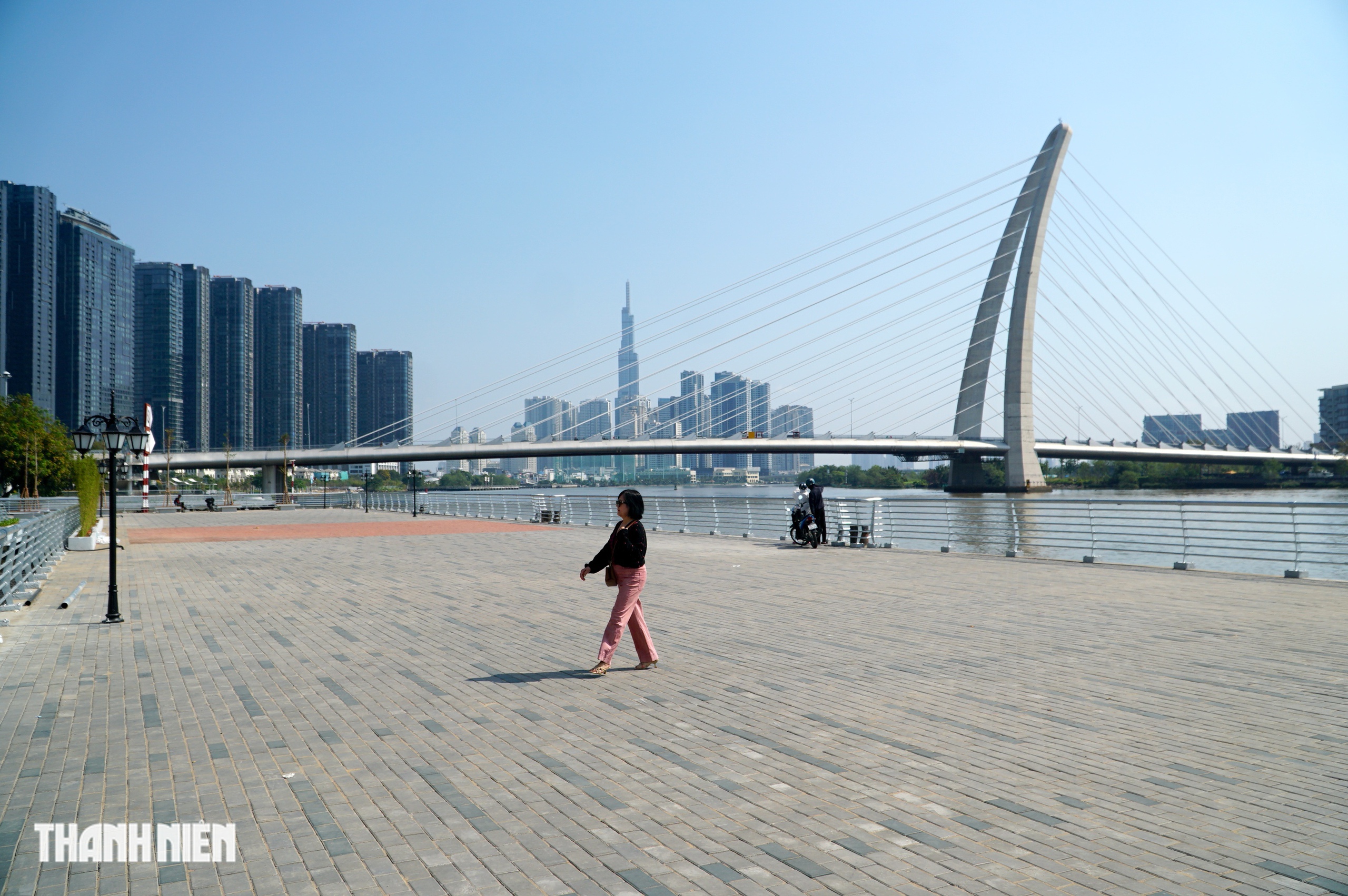 Cận cảnh cầu cảng trên sông Sài Gòn được chỉnh trang thành điểm check-in trong tết - Ảnh 2.