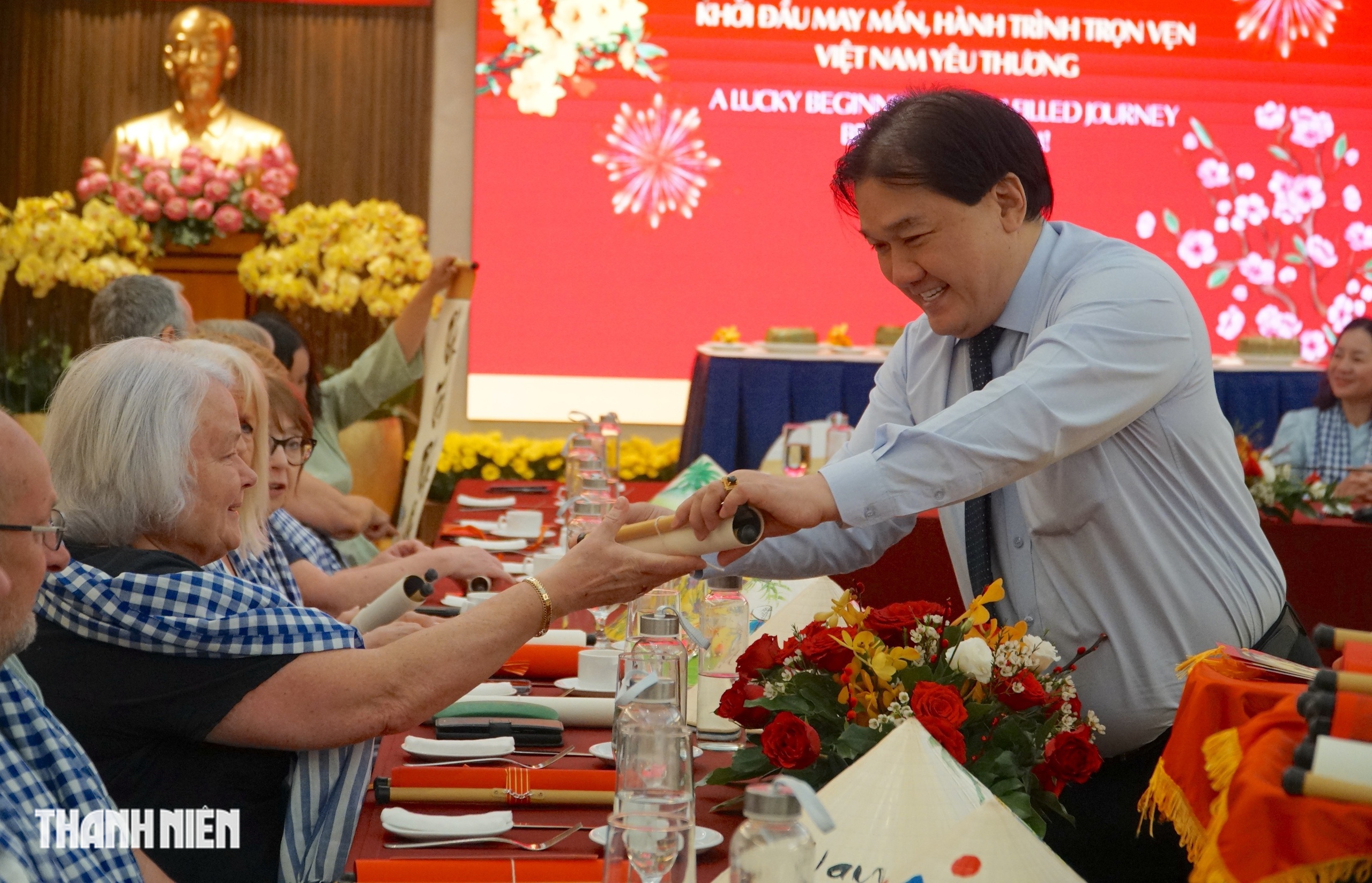 Khách quốc tế đến TP.HCM bất ngờ được lì xì, ăn bánh chưng chiều mùng 5 tết - Ảnh 2.