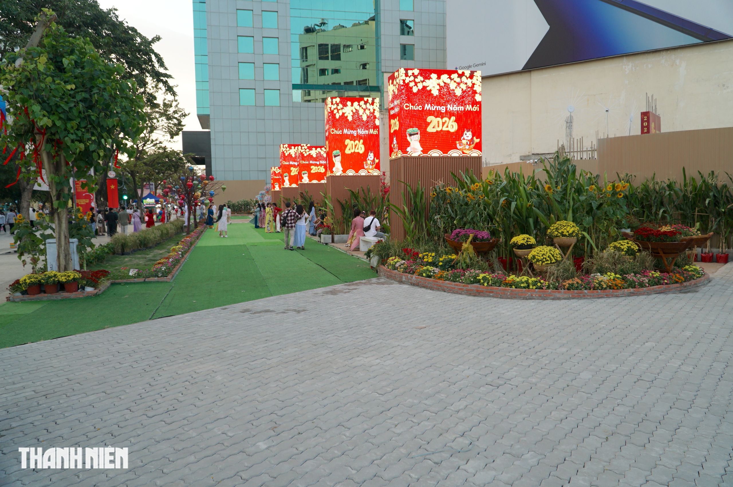 Cận cảnh cầu cảng trên sông Sài Gòn được chỉnh trang thành điểm check-in trong tết - Ảnh 11.