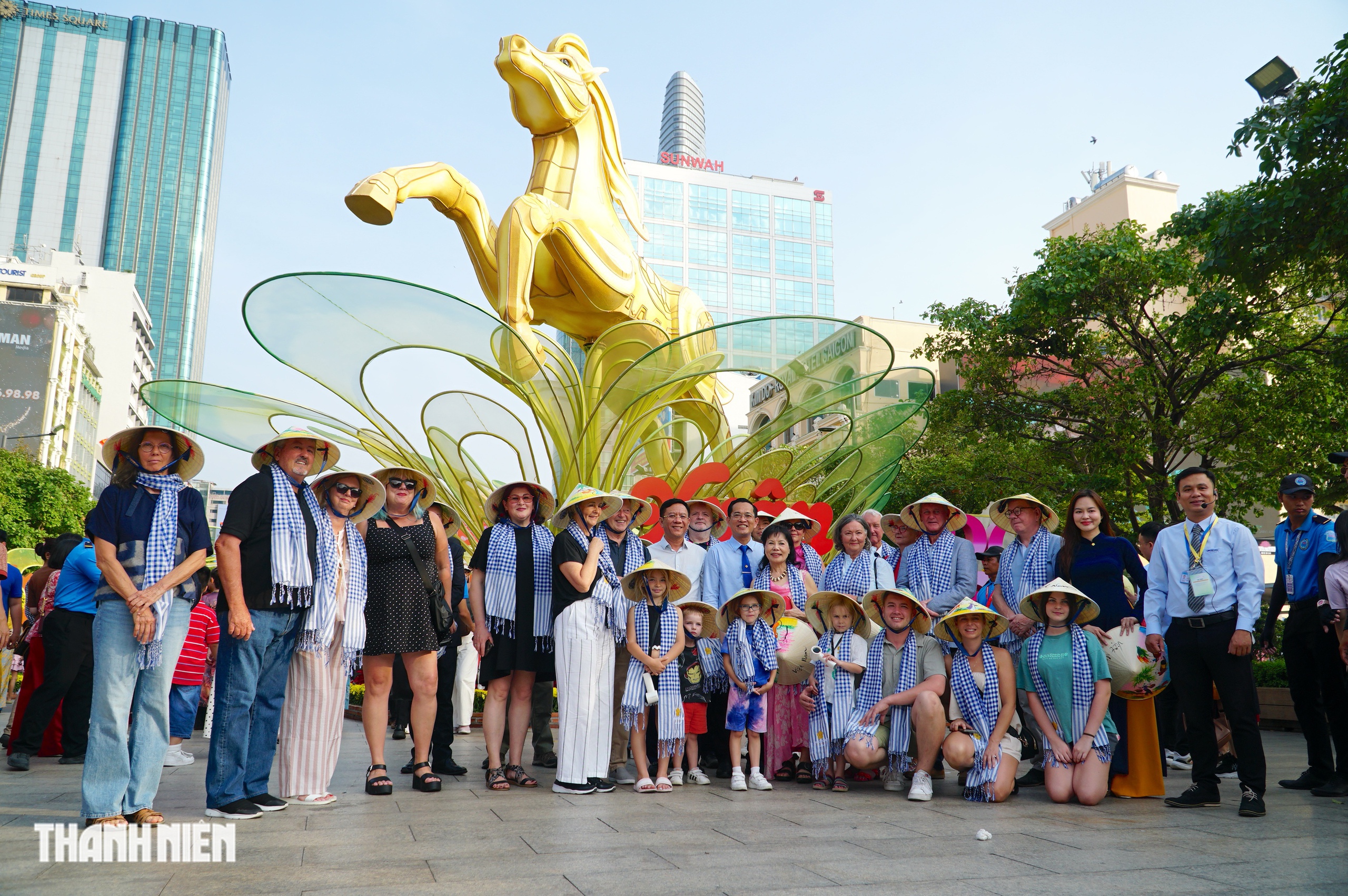 Khách quốc tế đến TP.HCM bất ngờ được lì xì, ăn bánh chưng chiều mùng 5 tết - Ảnh 5.