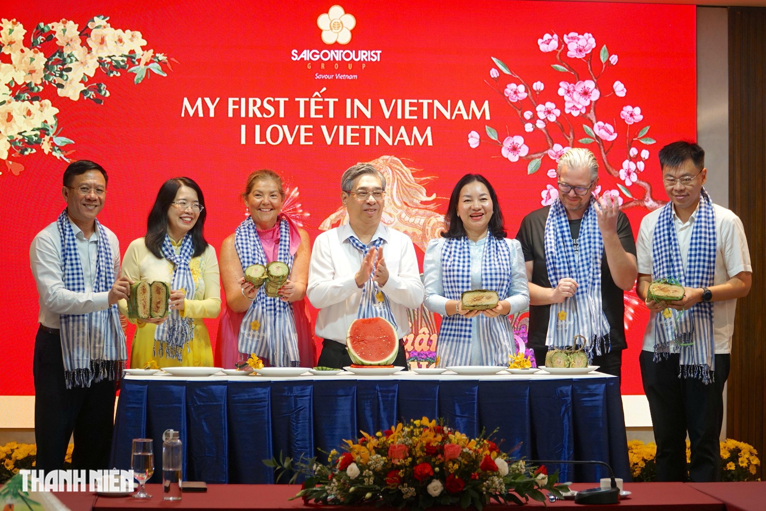 Khách quốc tế đến TP.HCM bất ngờ được lì xì, ăn bánh chưng chiều mùng 5 tết - Ảnh 3.