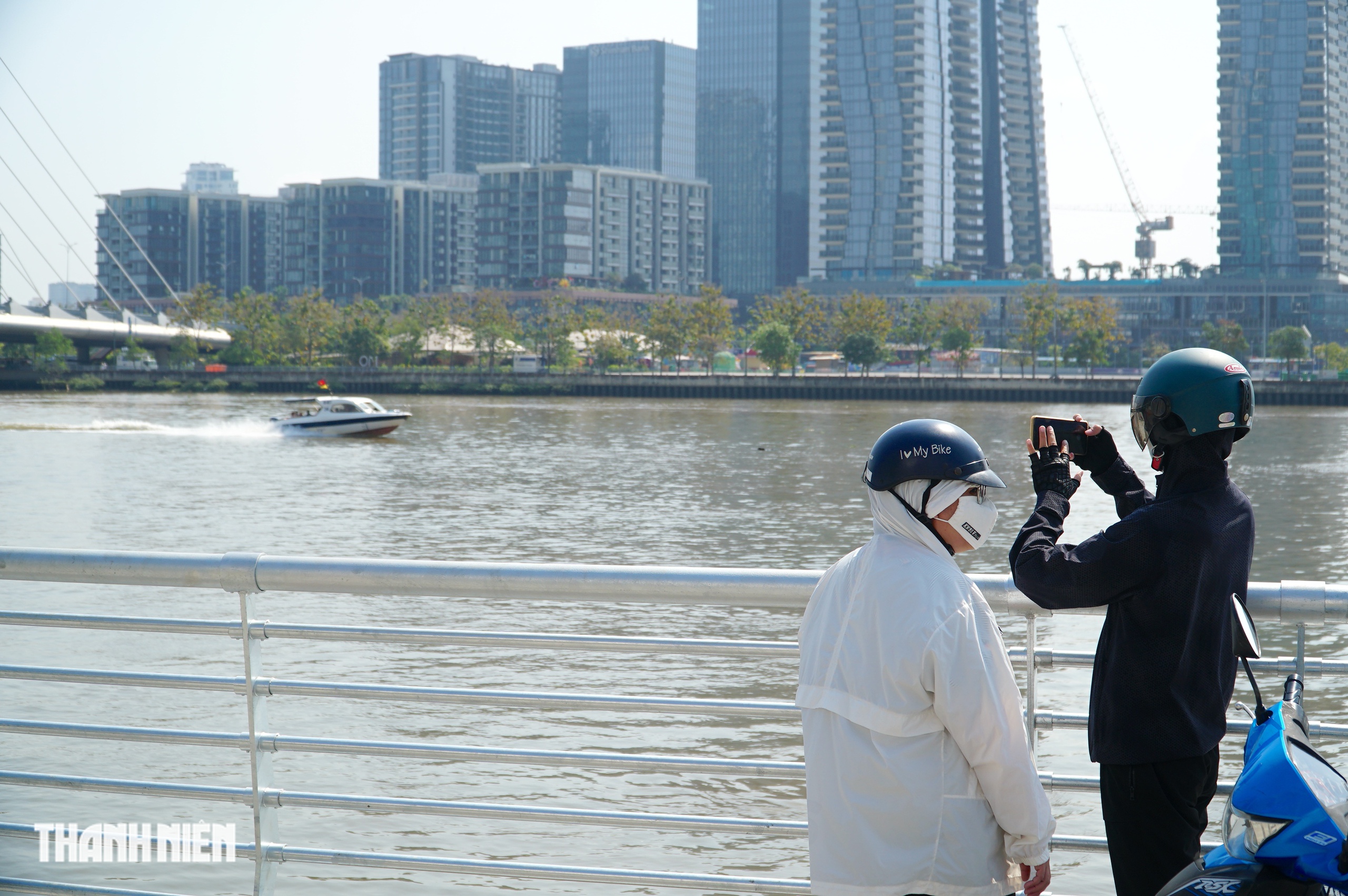 Cận cảnh cầu cảng trên sông Sài Gòn được chỉnh trang thành điểm check-in trong tết - Ảnh 4.