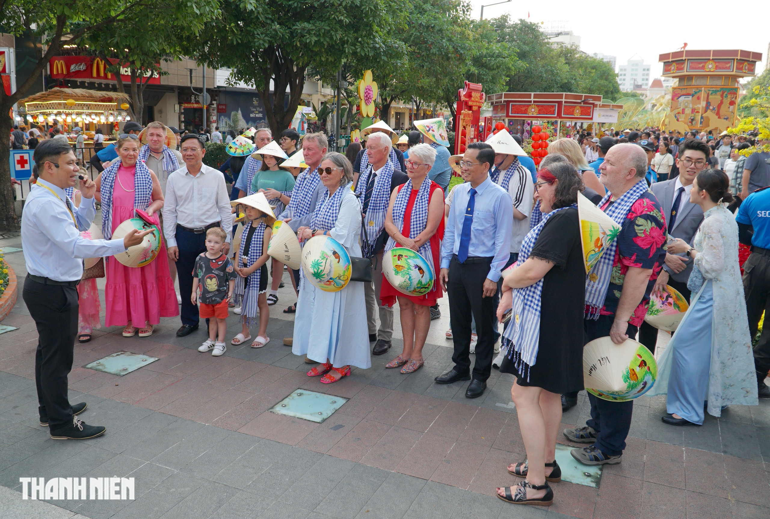 Khách quốc tế đến TP.HCM bất ngờ được lì xì, ăn bánh chưng chiều mùng 5 tết - Ảnh 6.