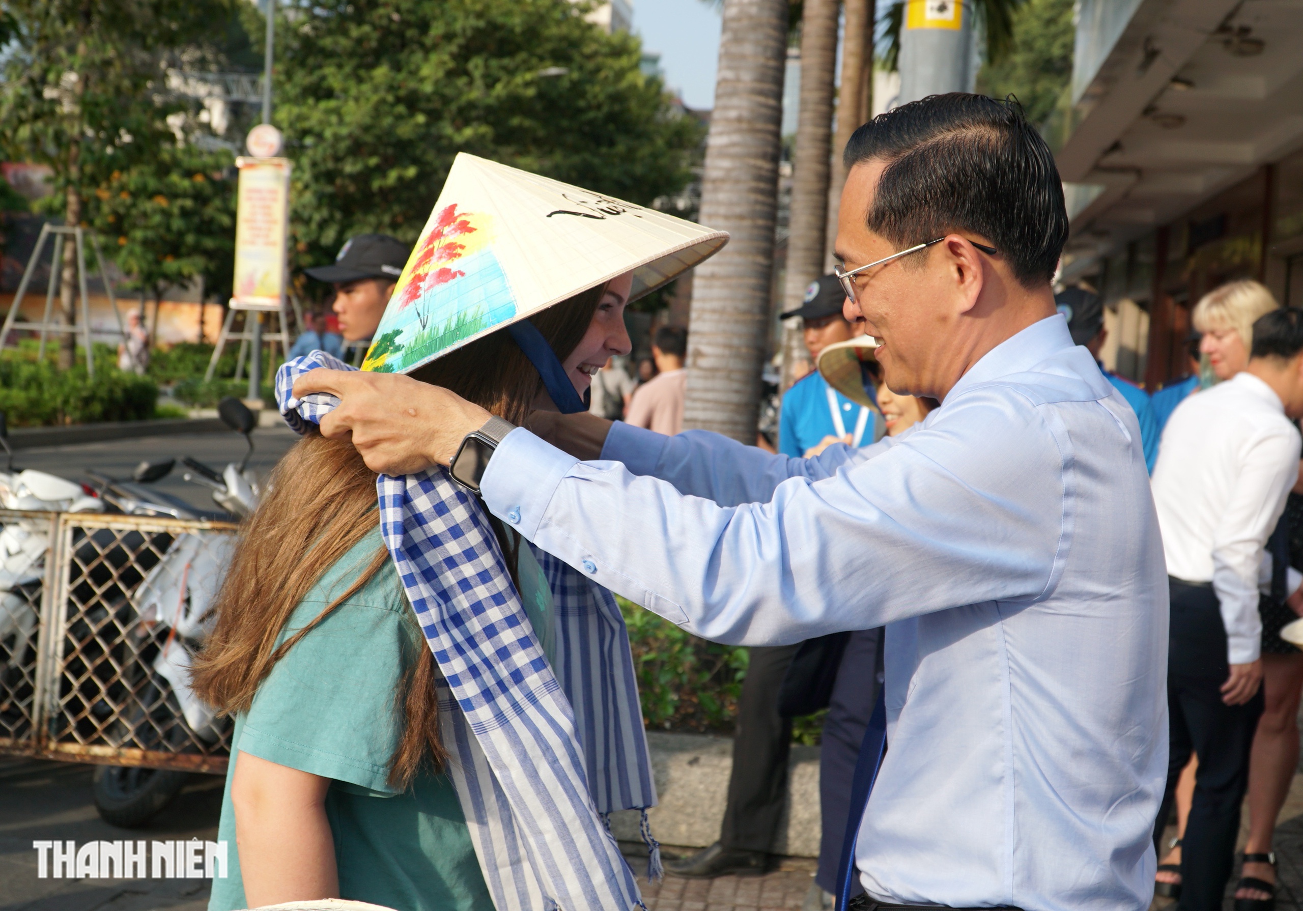 Khách quốc tế đến TP.HCM bất ngờ được lì xì, ăn bánh chưng chiều mùng 5 tết - Ảnh 4.