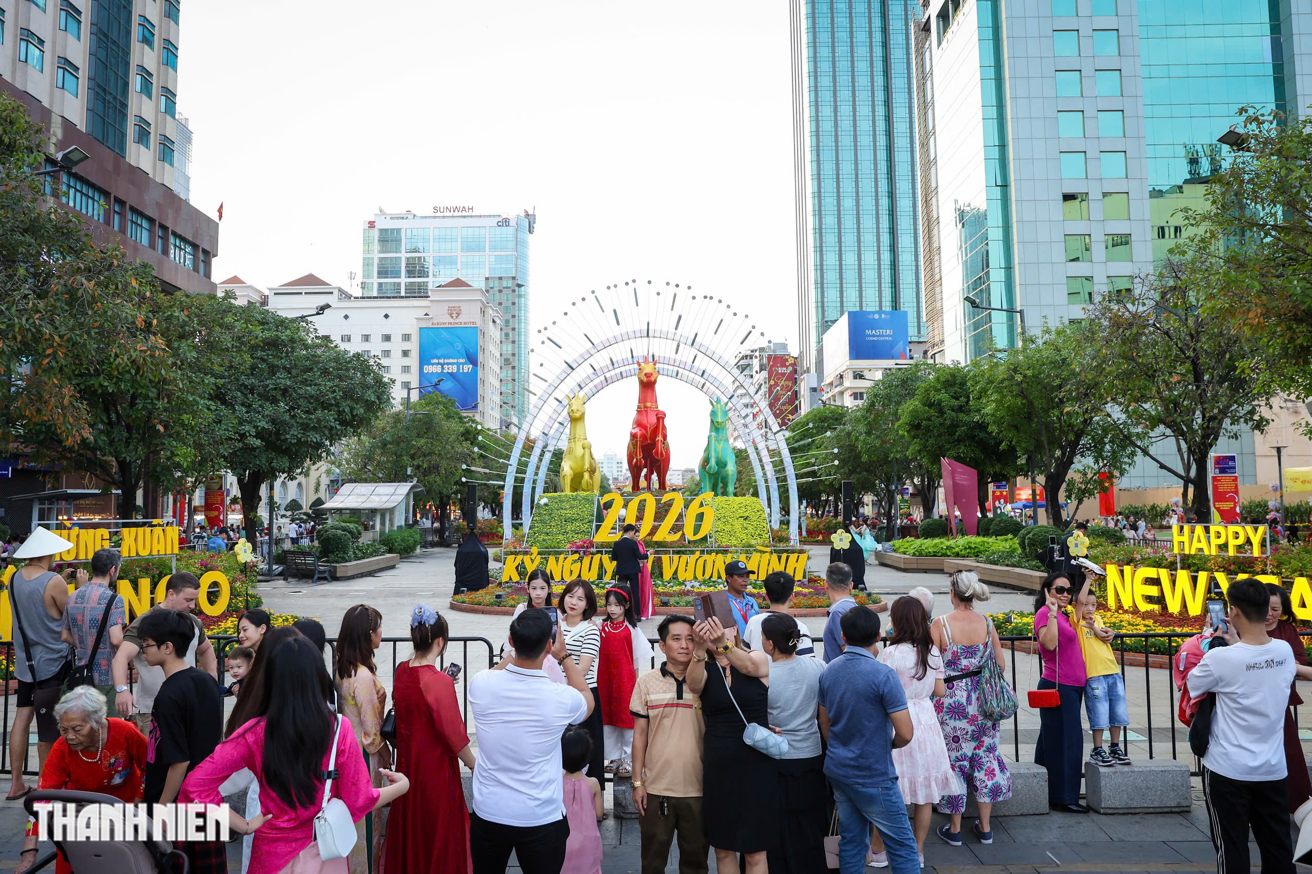 Đại cảnh ngựa ở đường hoa Nguyễn Huệ được giữ lại thêm 1 tháng - Ảnh 2.