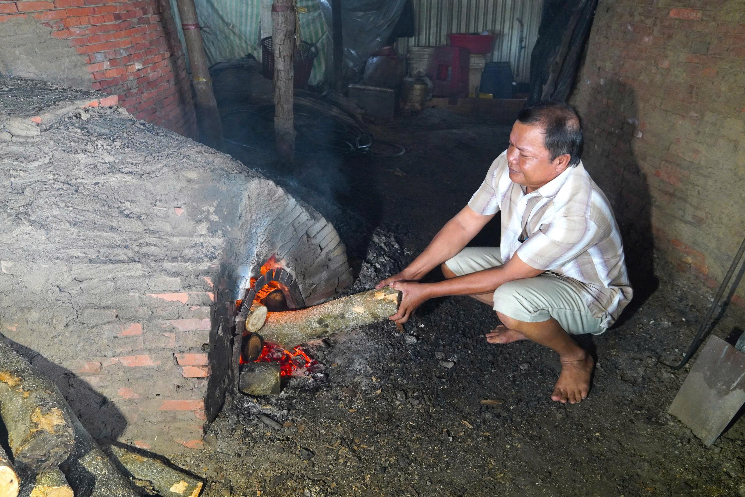 Nghề hầm than Cà Mau trăm năm đỏ lửa - Ảnh 2. Nghề hầm than Cà Mau trăm năm đỏ lửa - Ảnh 2.
