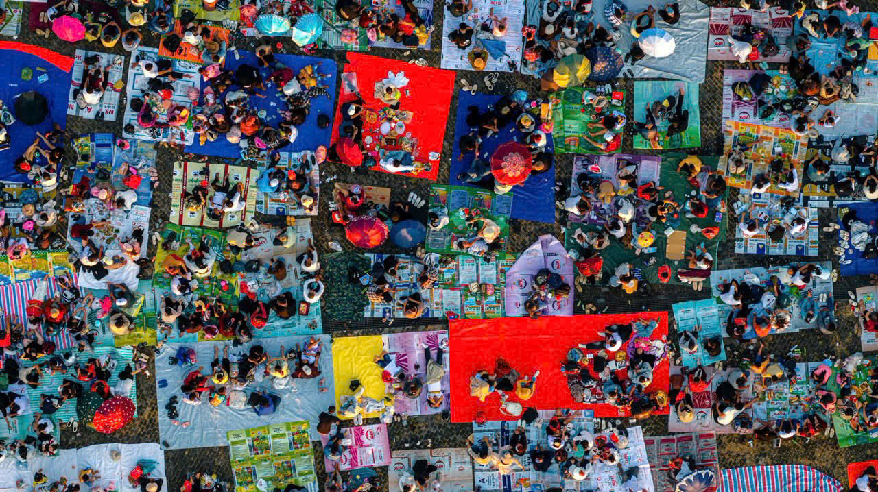 Các phương tiện giao thông vây kín đường đến núi Bà Đen - Ảnh 3.