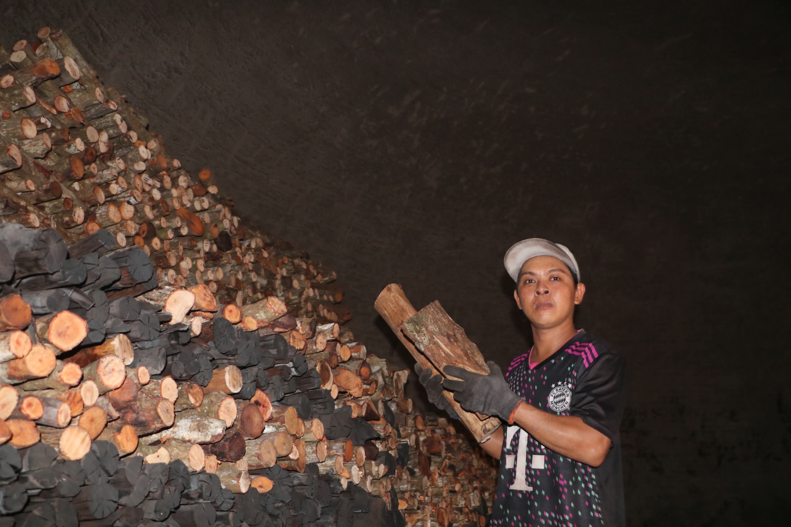 Nghề hầm than Cà Mau trăm năm đỏ lửa - Ảnh 8. Nghề hầm than Cà Mau trăm năm đỏ lửa - Ảnh 8.