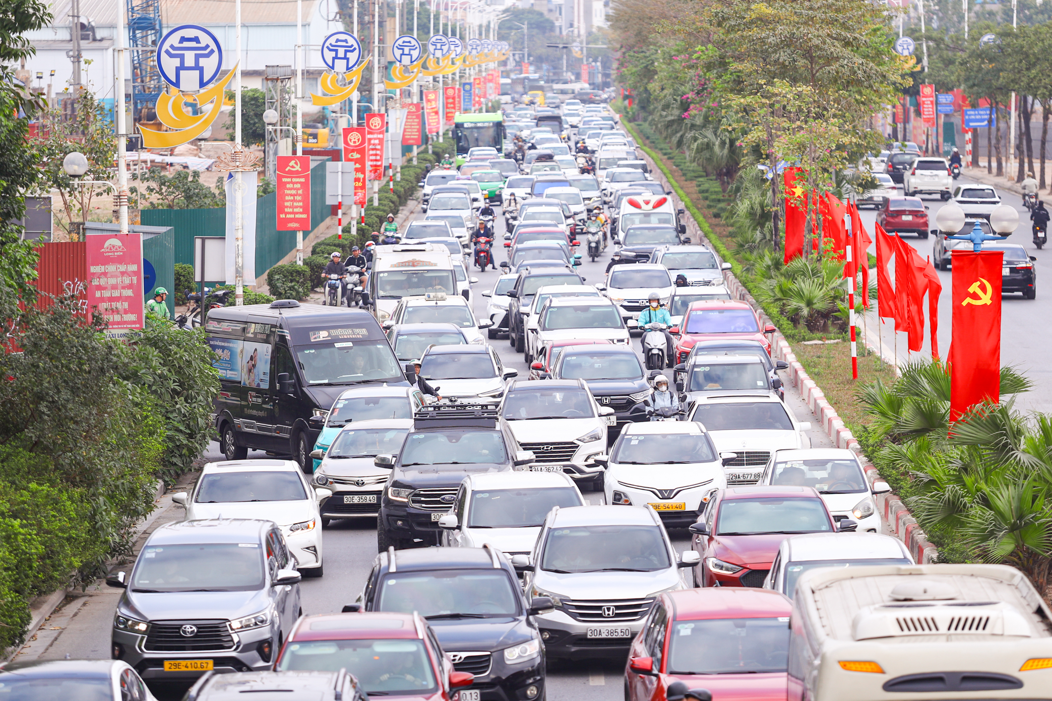 Xe nối đuôi nhau trở lại Hà Nội ngày mùng 5 tết Bính Ngọ- Ảnh 2. Xe nối đuôi nhau trở lại Hà Nội ngày mùng 5 tết Bính Ngọ- Ảnh 2.