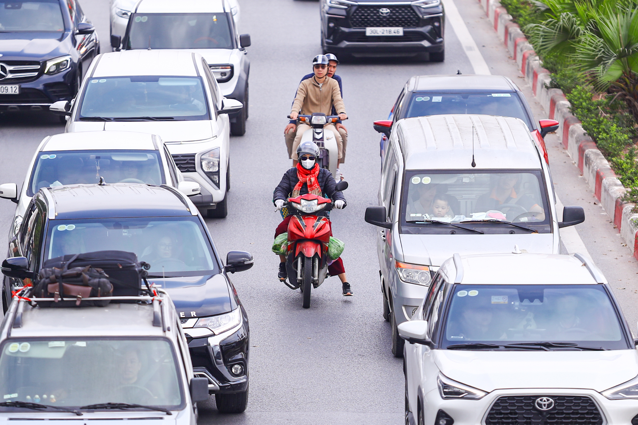 Xe nối đuôi nhau trở lại Hà Nội ngày mùng 5 tết Bính Ngọ- Ảnh 3. Xe nối đuôi nhau trở lại Hà Nội ngày mùng 5 tết Bính Ngọ- Ảnh 3.