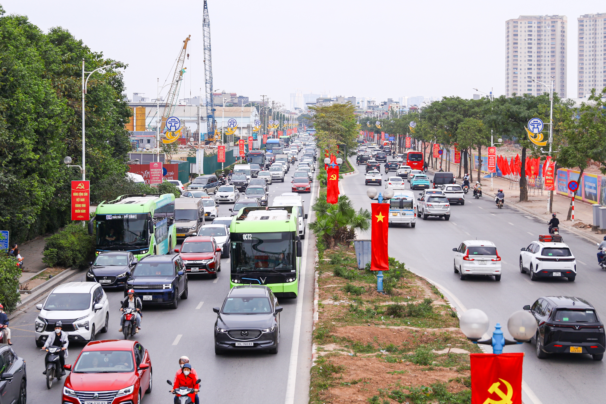 Xe nối đuôi nhau trở lại Hà Nội ngày mùng 5 tết Bính Ngọ- Ảnh 1. Xe nối đuôi nhau trở lại Hà Nội ngày mùng 5 tết Bính Ngọ- Ảnh 1.