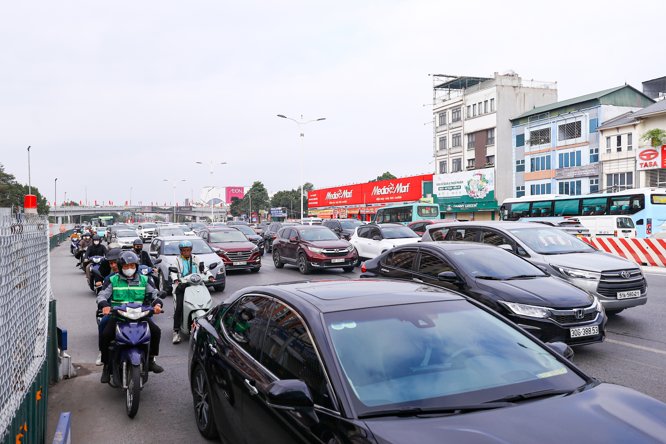 Xe nối đuôi nhau trở lại Hà Nội ngày mùng 5 tết Bính Ngọ- Ảnh 9. Xe nối đuôi nhau trở lại Hà Nội ngày mùng 5 tết Bính Ngọ- Ảnh 9.