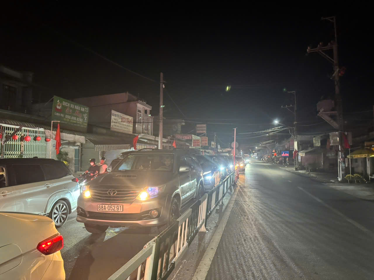 Kẹt phà Cát Lái đến tận khuya - Ảnh 1.