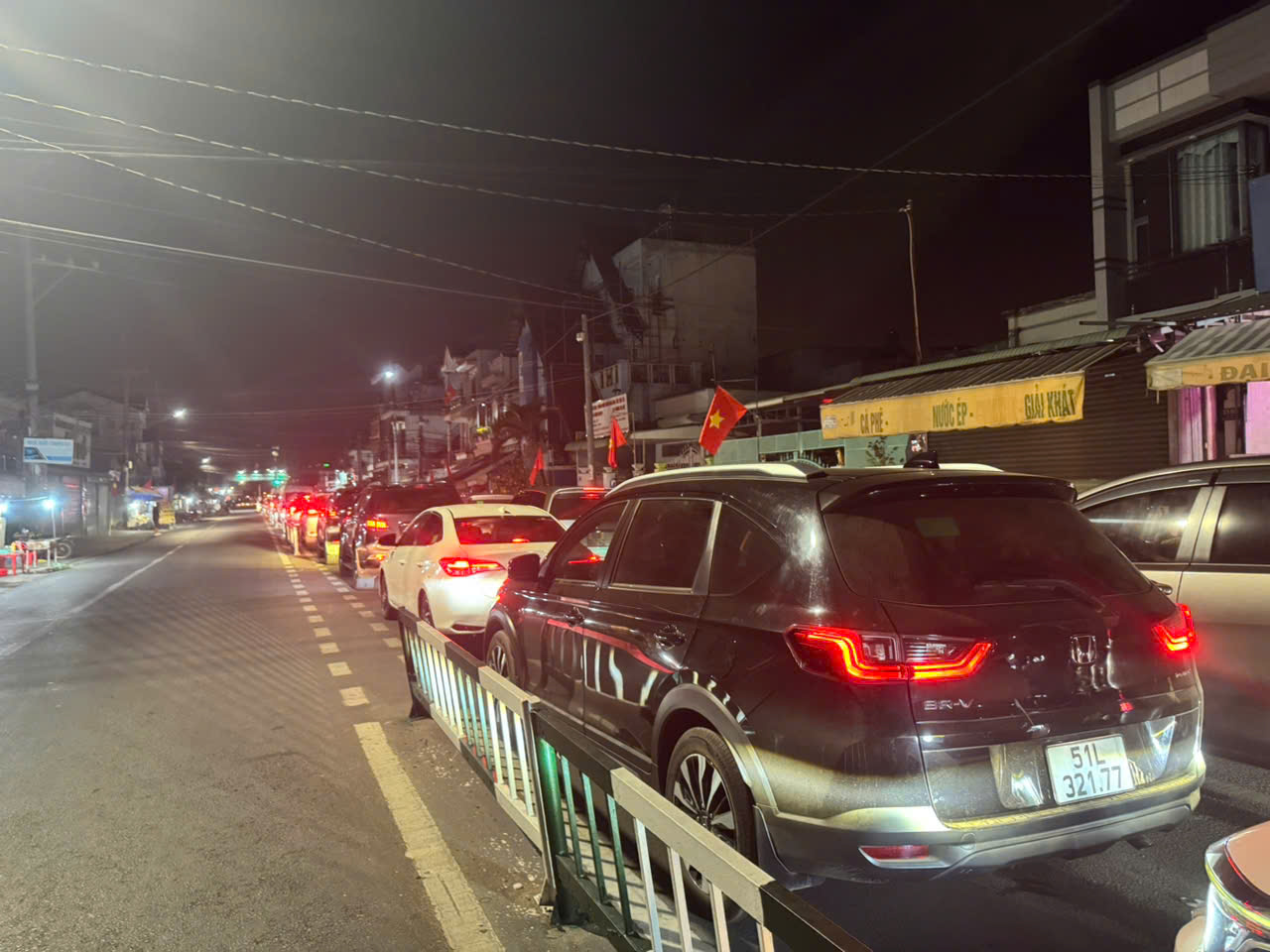 Kẹt phà Cát Lái đến tận khuya - Ảnh 2.