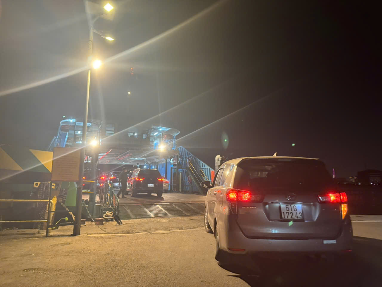 Kẹt phà Cát Lái đến tận khuya - Ảnh 4.