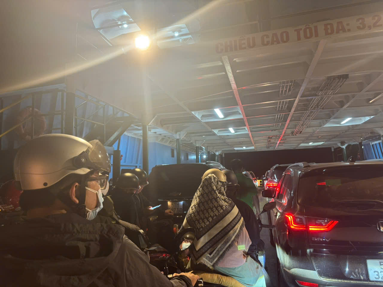 Kẹt phà Cát Lái đến tận khuya - Ảnh 6.