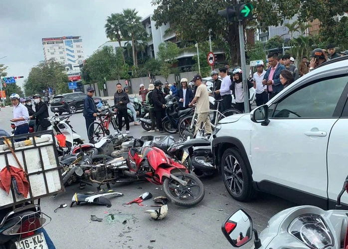 Hải Phòng: Ô tô tông 12 xe máy giữa giao lộ, nhiều người nhập viện- Ảnh 1.