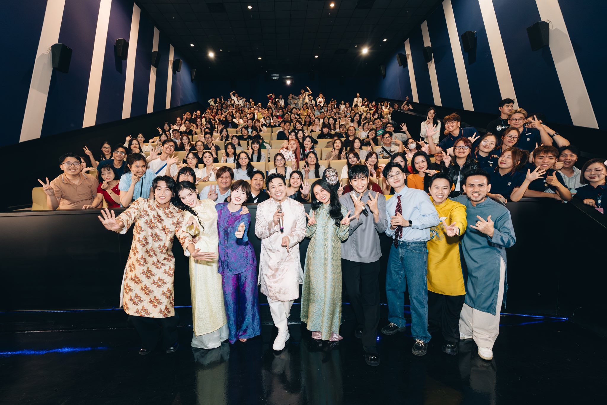 Phim tết bị quay lén, Trấn Thành cầu xin khán giả- Ảnh 2.