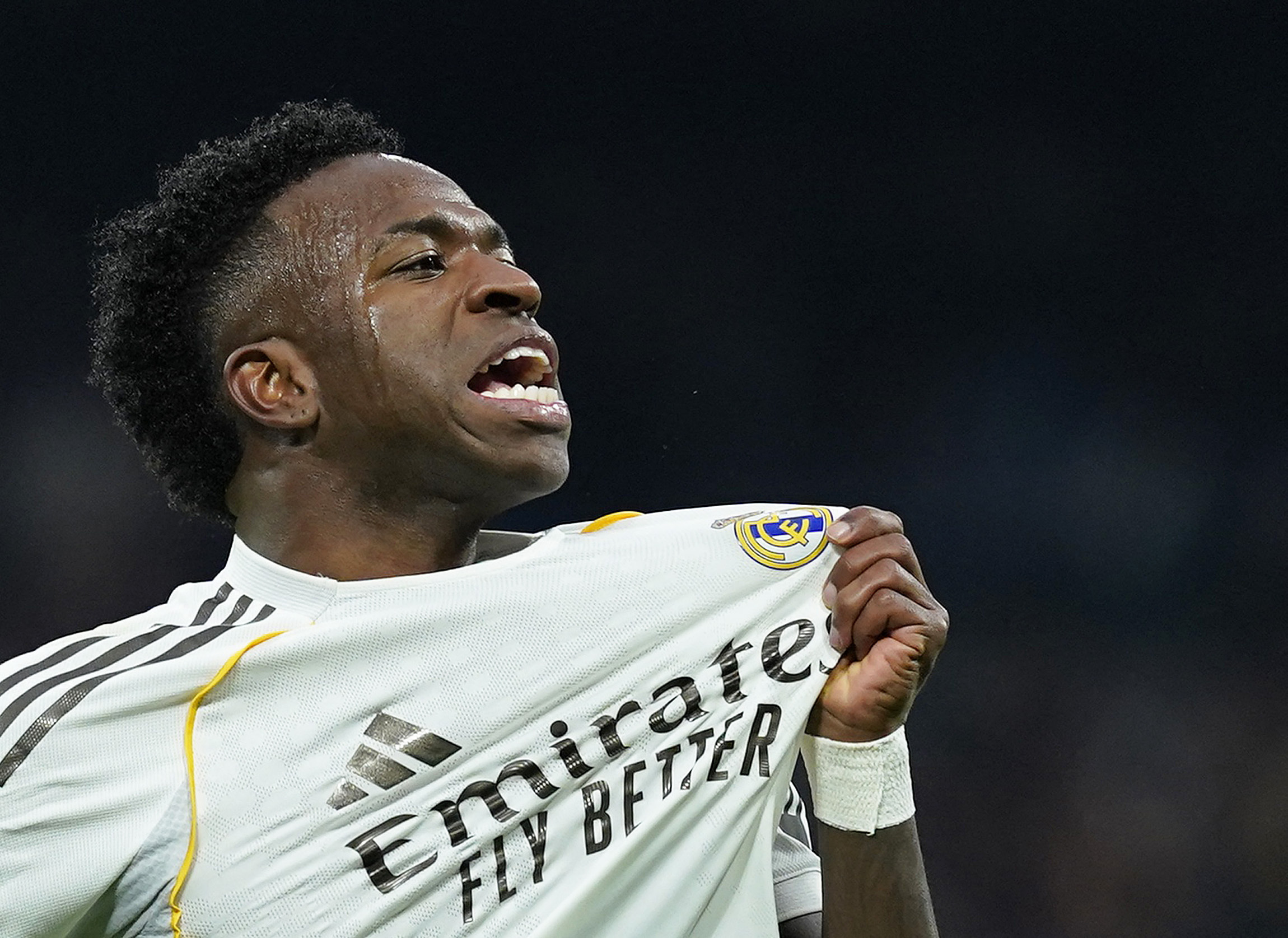 Tiền vệ Benfica khai miệt thị đồng tính với Vinicius chứ không phân biệt chủng tộc: UEFA vẫn sẽ phạt nặng- Ảnh 2.