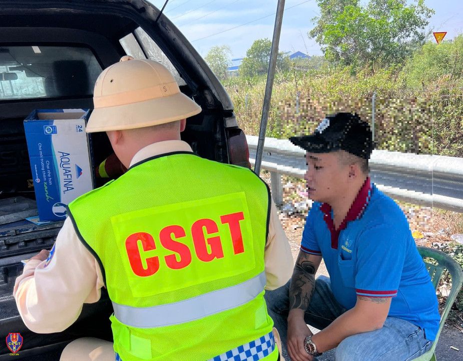 Cao tốc TP.HCM - V&acirc;n Phong ken đặc xe quay lại sau tết: CSGT ph&aacute;t cảnh b&aacute;o- Ảnh 3.