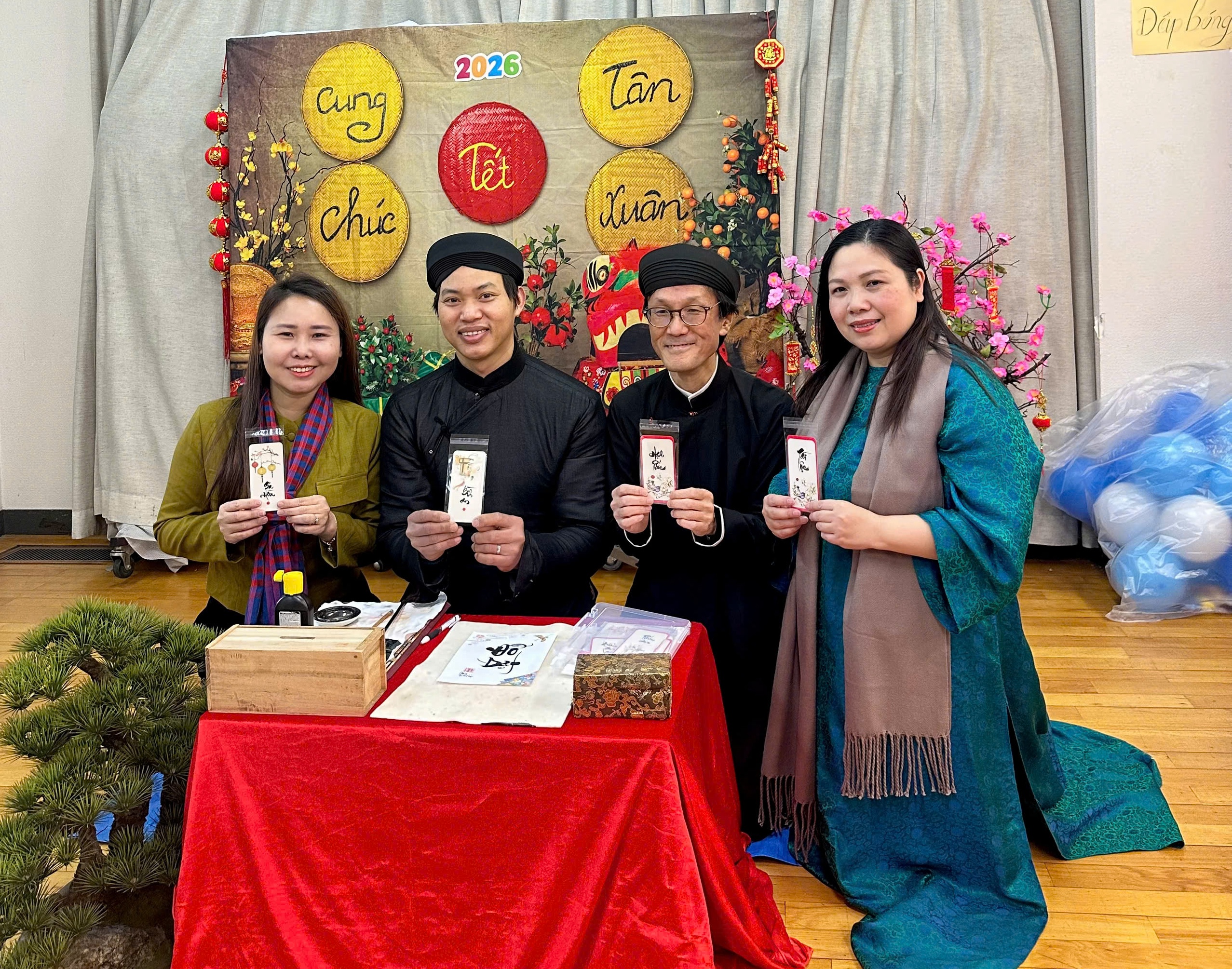 Ngày Quốc tế Tiếng mẹ đẻ:  Trẻ em Việt ‘ăn tết’ và nói tiếng Việt ở Osaka - Ảnh 2.