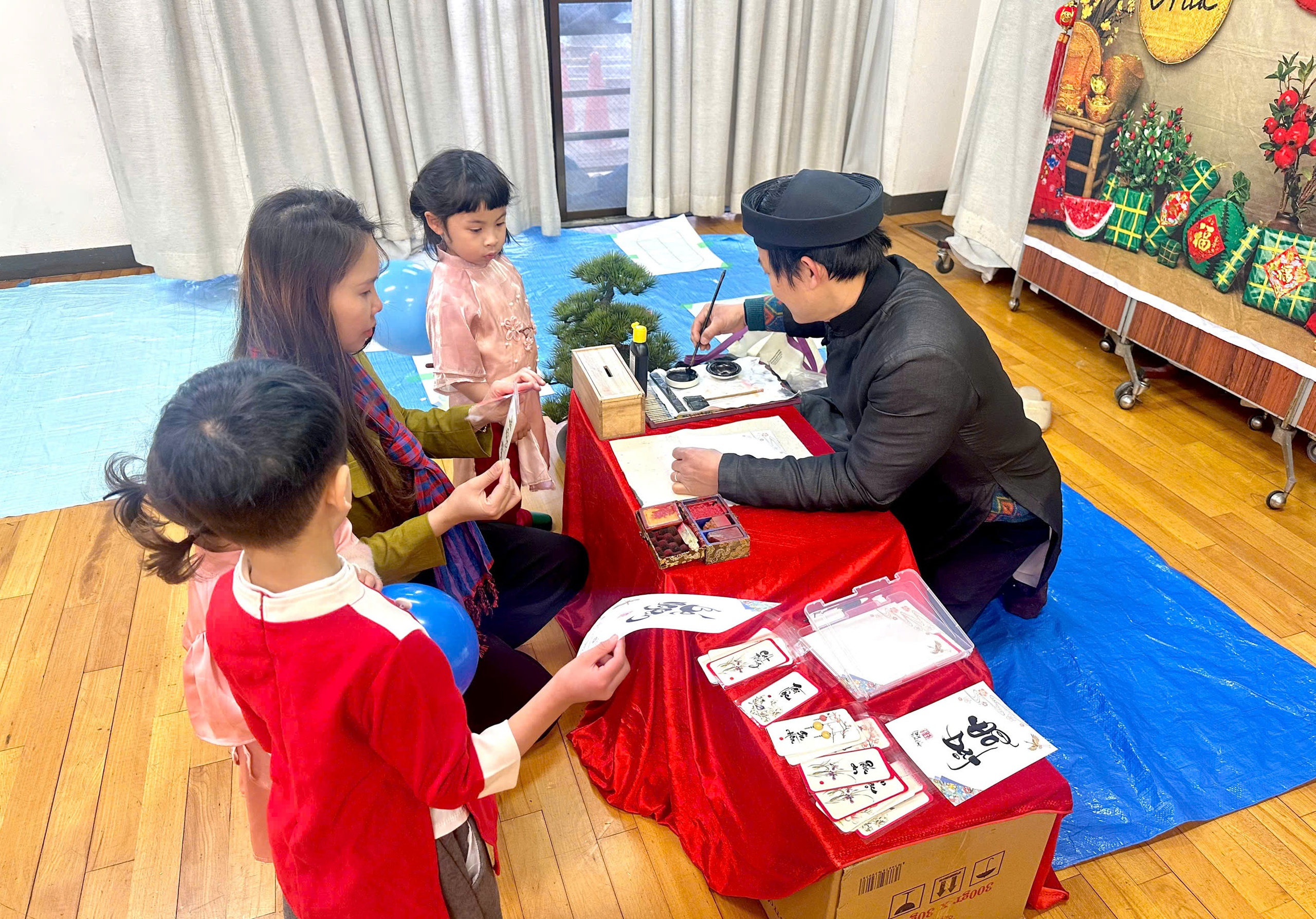 Ngày Quốc tế Tiếng mẹ đẻ:  Trẻ em Việt ‘ăn tết’ và nói tiếng Việt ở Osaka - Ảnh 1.