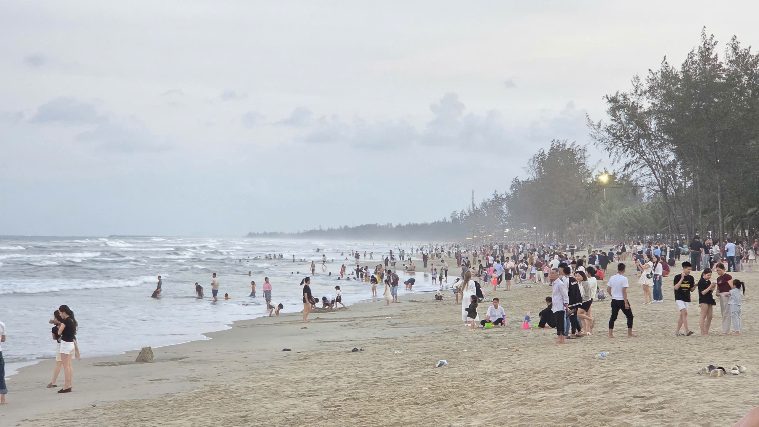 Quảng Ngãi: Tắm biển 3 người trong một gia đình đuối nước, 2 người mất tích- Ảnh 1.