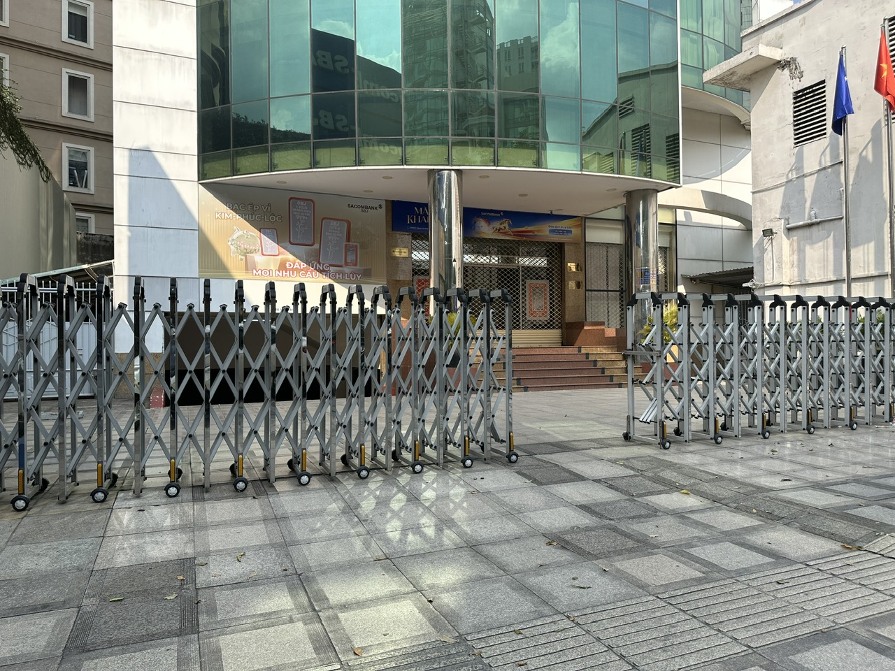 Khách tranh thủ mua vàng, bạc trước ngày vía Thần tài- Ảnh 8.