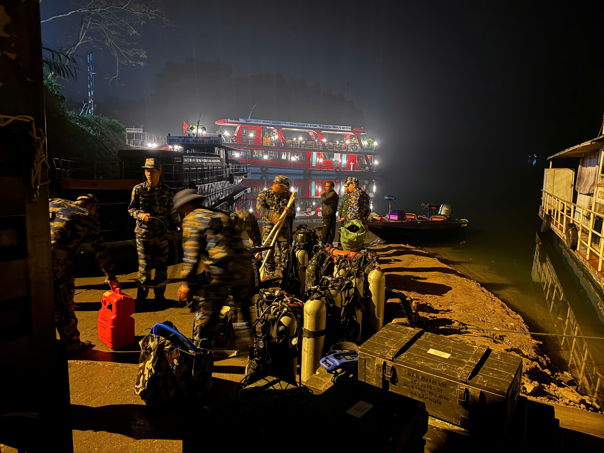 20 đặc công người nhái lặn tìm 6 nạn nhân mất tích trên hồ Thác Bà- Ảnh 2. 20 đặc công người nhái lặn tìm 6 nạn nhân mất tích trên hồ Thác Bà- Ảnh 2.